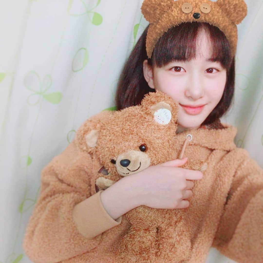 山下森羅さんのインスタグラム写真 - (山下森羅Instagram)「こんばんは🌙*.｡ 家の中でユニバ気分🐻💕 格好だけですがꉂ(ˊᗜˋ*) 服→Tim カチューシャ→Tim クマ🧸→radar♡  お洋服は、ユニバで買いました💕 カチューシャは、なんと！？！？…… snowの加工スタンプ‪( ˊᵕˋ ;)💦(実際にはつけてないんです(>_<) ） クマちゃんは、ビックバードのお友達のradarちゃんって言うんです✨  ちなみに、髪の毛が短いと思いませんか？(*¨*)？ ロングとボブ、どっちが似合いますかー？  #おうち時間 #おうちで過ごそう #ユニバ #ユニバコーデ #tim #radar #クマ #くまトレーナー #stayhome #ヘアアレンジ」5月9日 22時08分 - shiira_yamashita0922