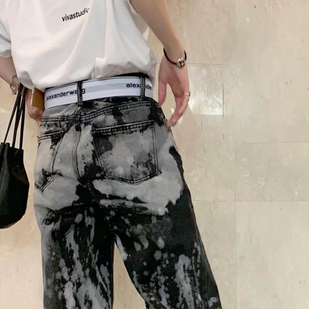 原涼香のインスタグラム：「#STAYHOME でもお洒落して テンションあげたい🤎 tie-die washでしかもハイウエストなんて まさにパーフェクトな１本、、💯 ㅤㅤㅤㅤㅤㅤㅤㅤㅤㅤㅤㅤㅤ 少しでも体のラインをすらっと 綺麗に見せてくれるデザインに わたしは惹かれます🥺🥺 ㅤㅤㅤㅤㅤㅤㅤㅤㅤㅤㅤㅤㅤ」