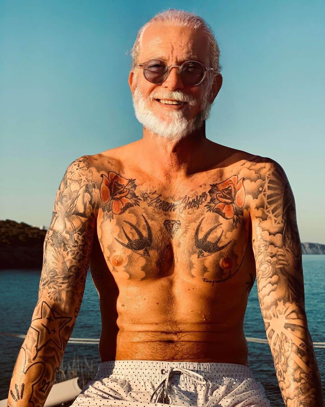 ロリス・カリウスのインスタグラム：「Coming out of quarantine like...」