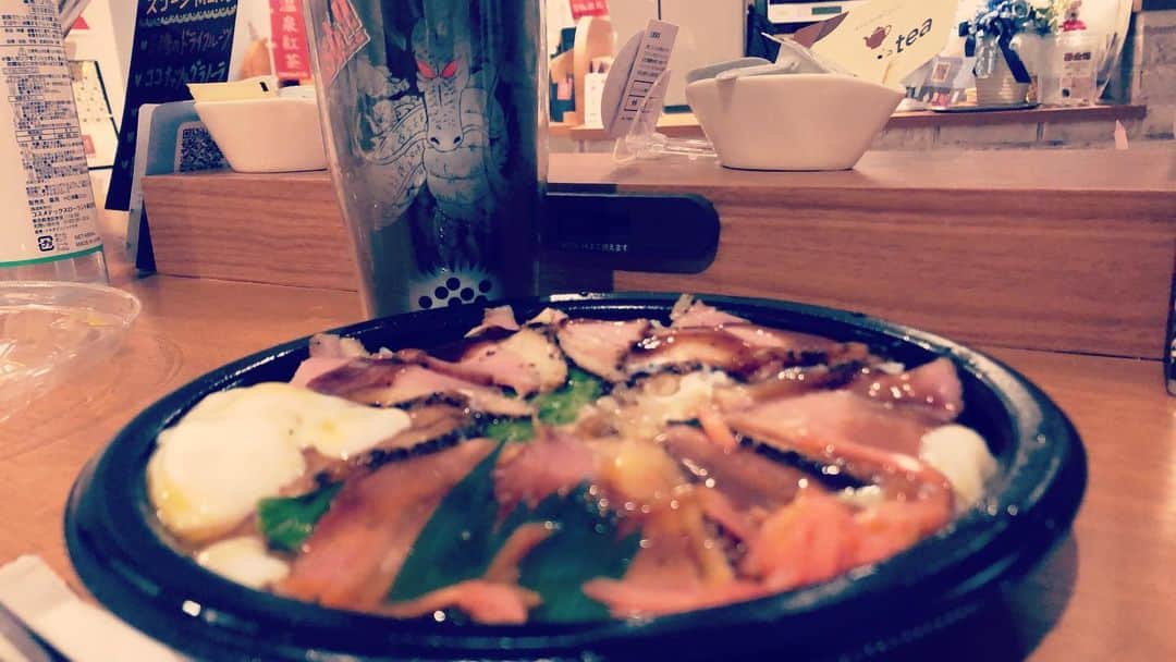 あつひろのインスタグラム：「神龍がお昼ご飯ゴチってくれた🐉✨ #温玉ローストビーフ丼」