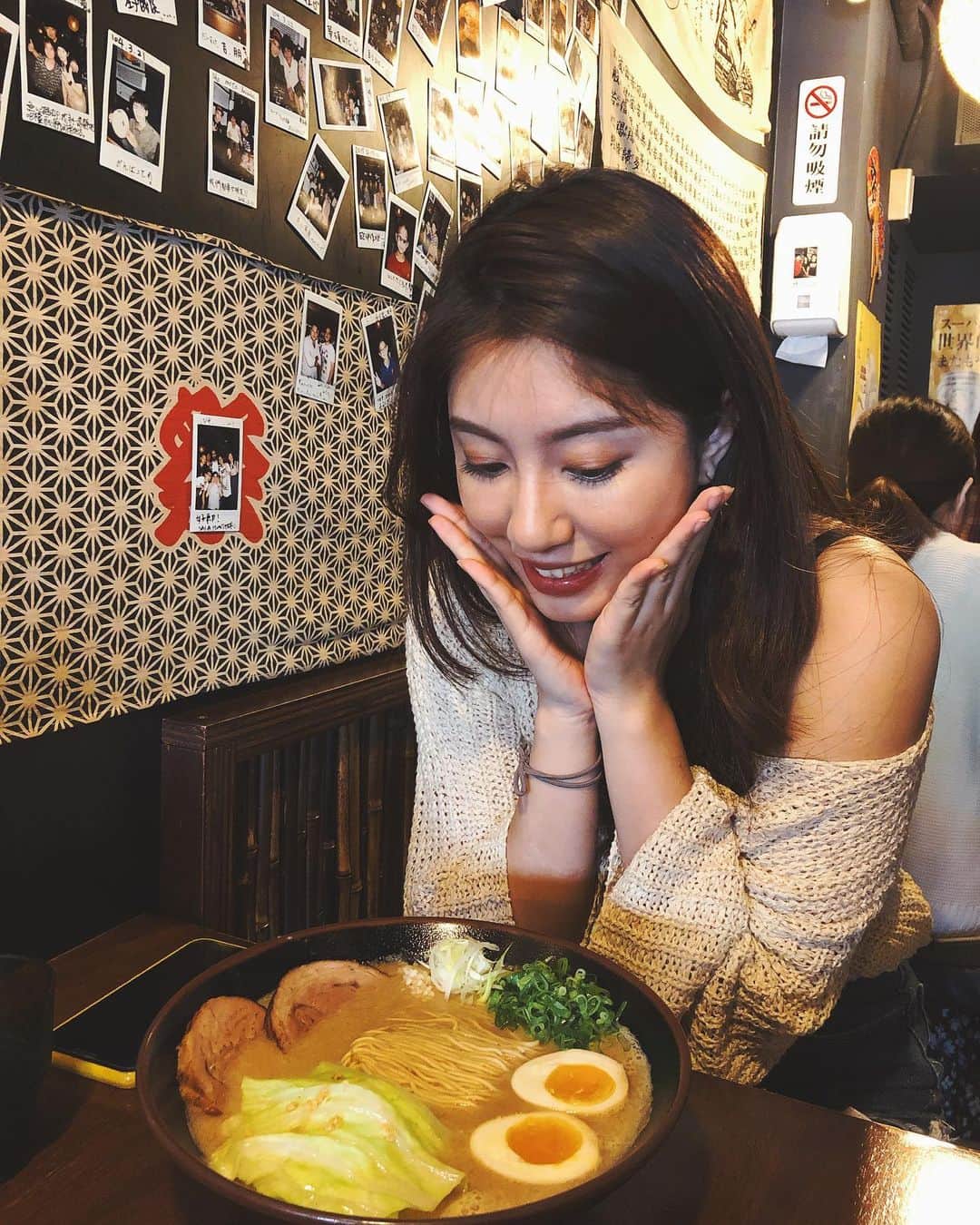 辜莞允（Nono Ku）のインスタグラム：「想知道你們最推薦的拉麵～  這家的大蒜多到好像泥沼😂但我是大蒜粉絲喜歡！」