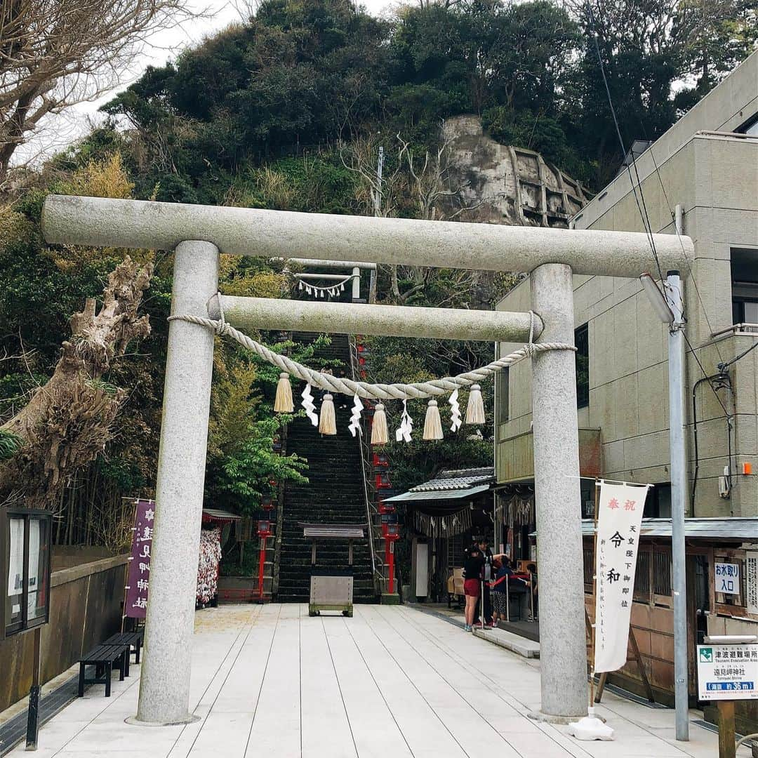 上田祥子さんのインスタグラム写真 - (上田祥子Instagram)「⛩遠見岬神社(とみさきじんじゃ 千葉・勝浦市) 関東全体の発展に寄与され、房総半島に技術と文化をもたらした、天富命が祀られています。60段の石段に雛人形が1800体飾られる『かつうらビッグひな祭り』でも有名ですね。勝浦の景色を一望出来る、風がそよぐ気持ちのいい神社です。神社直ぐそばのお店の勝浦坦々麺は超おすすめ。 #遠見岬神社 #神社 #⛩ #神社参拝 #おみくじ #神社参拝 #勝浦市 #勝浦坦々麺 #神社アーカイブ」5月9日 13時11分 - uedasachikoinsta