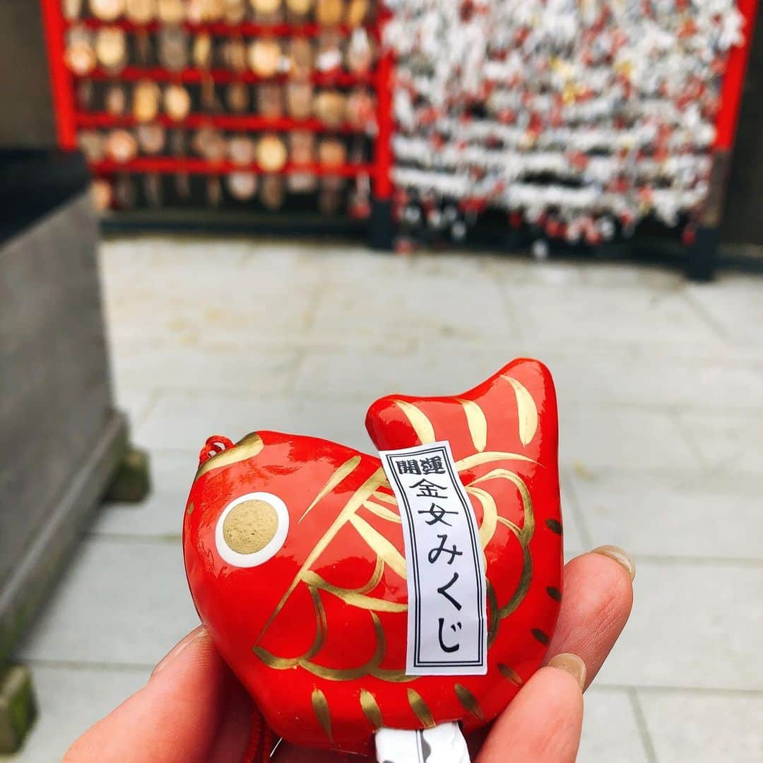 上田祥子さんのインスタグラム写真 - (上田祥子Instagram)「⛩遠見岬神社(とみさきじんじゃ 千葉・勝浦市) 関東全体の発展に寄与され、房総半島に技術と文化をもたらした、天富命が祀られています。60段の石段に雛人形が1800体飾られる『かつうらビッグひな祭り』でも有名ですね。勝浦の景色を一望出来る、風がそよぐ気持ちのいい神社です。神社直ぐそばのお店の勝浦坦々麺は超おすすめ。 #遠見岬神社 #神社 #⛩ #神社参拝 #おみくじ #神社参拝 #勝浦市 #勝浦坦々麺 #神社アーカイブ」5月9日 13時11分 - uedasachikoinsta