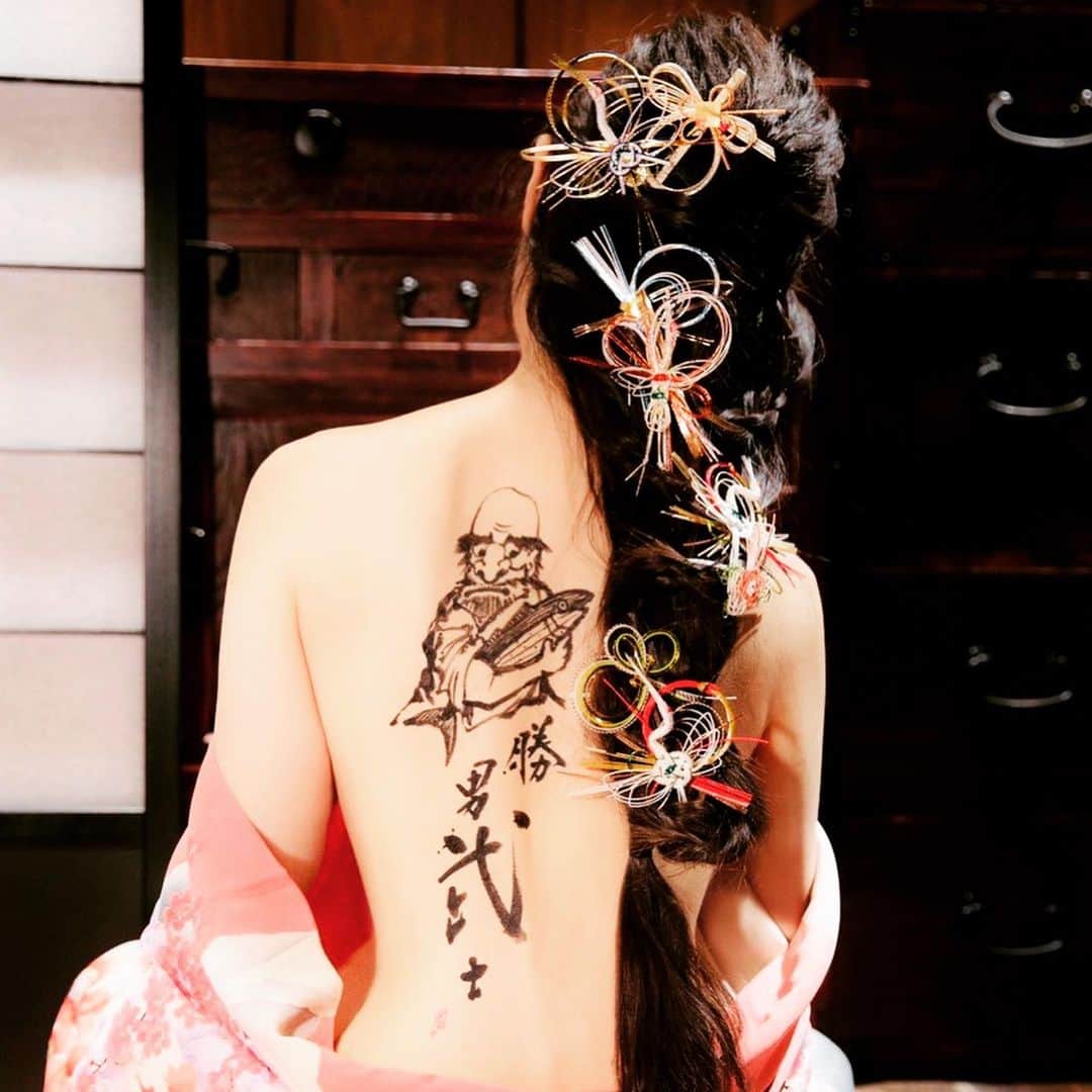 園山真希絵のインスタグラム：「背中に書道。達磨と日本の縁起担ぎ食材をアートします。第一弾は「勝男武士」 #書道 #calligraphy  #calligraphyart  #女体書道  #縁起担ぎ  #日本の素晴らしさを伝えたい  #背中に 感謝 #フードロスを減らそう  #勝男武士  #女子力アップ のために #自分磨き のために #美の追求 に終わりなし #日本の素晴らしい食材  #わびさび  #ごかんのげ  #五観の偈  #アート  #達磨  #七転び八起き  #四季  #小林三左衛門先生  #水引  #12ヶ月 シリーズ始まります #努力に勝る天才なし  #園山真希絵 #世界に挑戦  #ny」