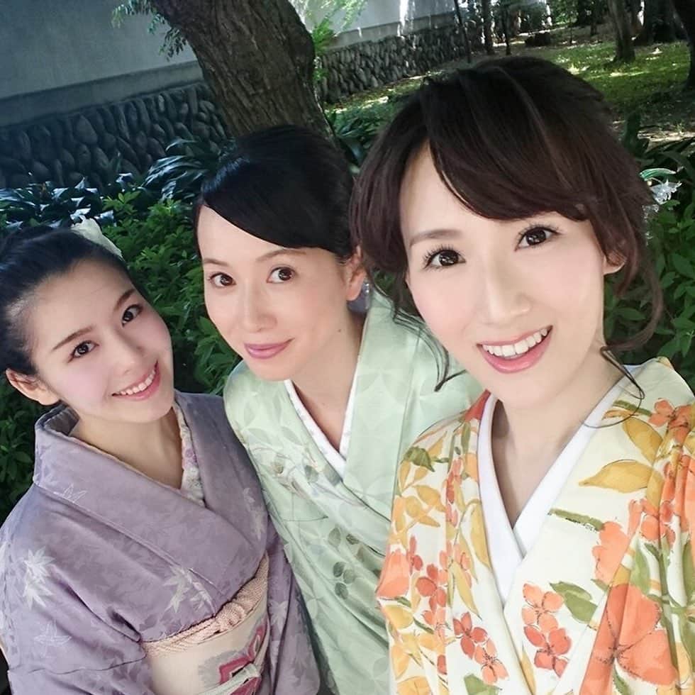 江連裕子さんのインスタグラム写真 - (江連裕子Instagram)「. 3人で会う事も、着物を着る機会もないので、 ちょうど2年前のGWに 旧古河庭園に行った時の写真をアップします！」5月9日 13時20分 - yuko_ezure
