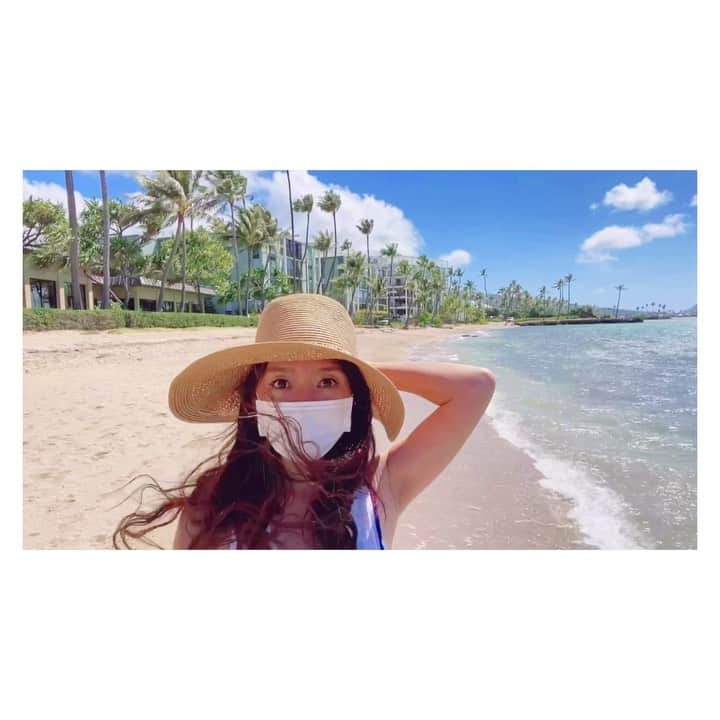 荒川れん子のインスタグラム：「Outtakes😅  1;No sounds 2;My hat blew away😂  失敗テイク🎥 1️⃣携帯水没後、音声死んでいると気づかず喋りまくり。 2️⃣強風で帽子が飛ぶ。 まーまー失敗しながらやっています😅 . . #hawaii #kahala #beach #lovehawaii #luckywelivehawaii #hawaiilife #lifeisajourney #hawaiistagram #instahawaii #stayhome #behindthescenes #ハワイ #カハラ #ハワイ生活 #ハワイ好き #日々の暮らし #自宅待機 #外出自粛 #旅 #妄想ハワイ#頑張れハワイ #ハワイから #おうち時間 #イマソラ #カコソラ #ビーチ #海 #今のハワイ #荒川れん子 #ハワれん」