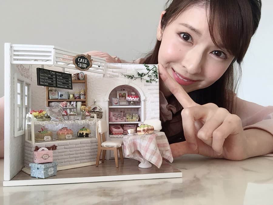 のインスタグラム：「元々かなりのインドア派なので休みの過ごし方は大して変化がなかったのですが、みなさんのおうち時間投稿に刺激を受け「私もなにか初めてのことをやってみよう！」とドールハウス作りに挑戦することに🏠 ずーっとやってみたかったことの1つなんです。 毎晩のようにほんの少しずつ作業を続け、ようやく完成しました✨ . 色々失敗しているけど、安室ちゃんも並べられてライトアップもできてすごく嬉しいです！ 細かい作業が好きなので作っている時間が本当に楽しかったな😌 . また機会があれば挑戦してみたいと思います✨✨ . . #ドールハウス #ミニチュア #ミニチュアハウス #おうち時間 #うちで過ごそう #安室奈美恵 #安室ちゃん #アム活 #dollhouse #handmade #miniature #stayhome #stayathome」