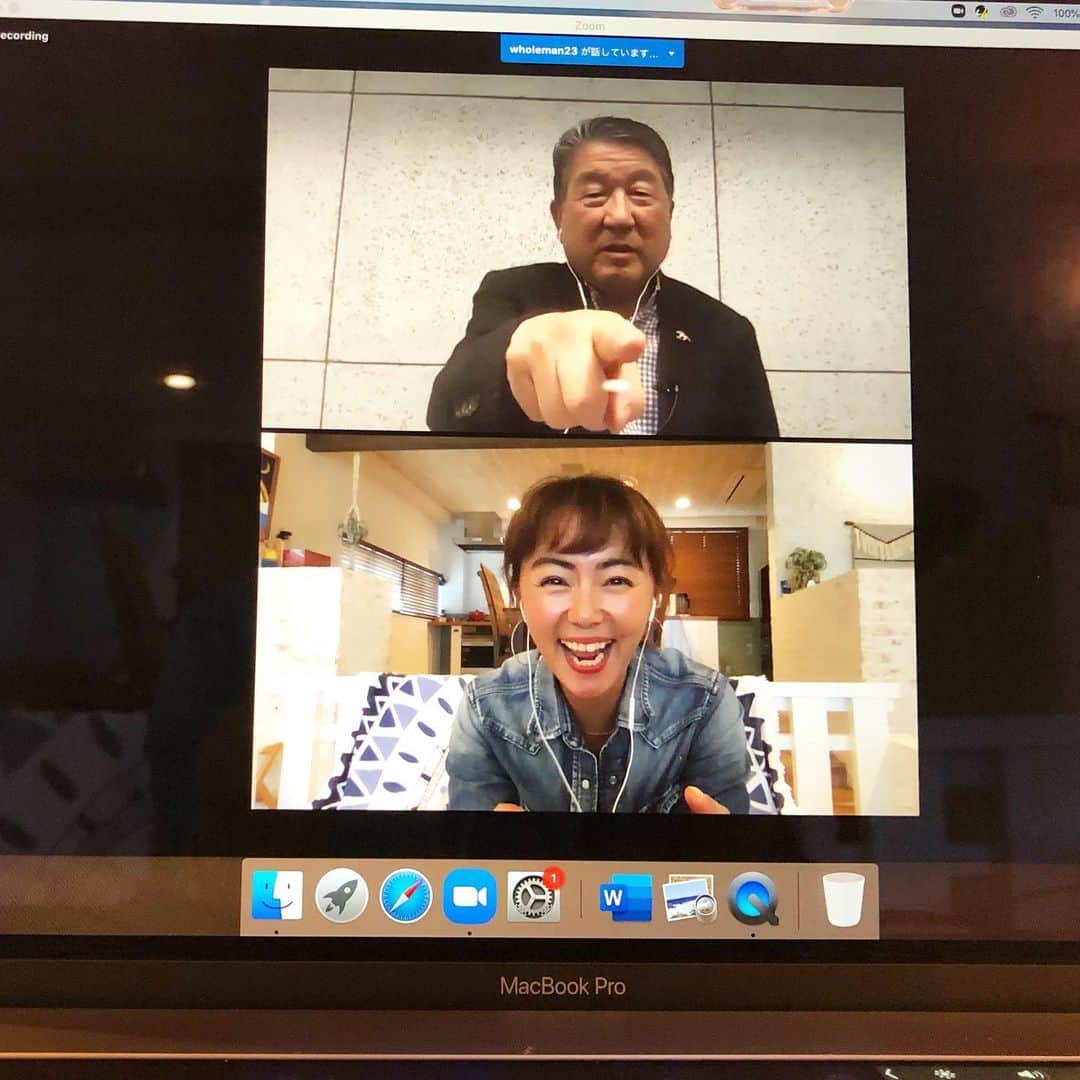 田中律子さんのインスタグラム写真 - (田中律子Instagram)「明日放送のお知らせです📺  東京と横浜と沖縄を繋いで 放送する「路線バス傑作選🚌」 「ZOOM」というシステムを使ってやった収録💻  徳さんは久しぶりの 『ZOOMイン👉』 画面ごしだったけど、久しぶりの徳さんに泣きそうになった😭 スタッフのみんなに、マネージャーのたぶっちゃんに、ZOOMで顔が見れて嬉しかった💛  明日 日曜日 15:20〜16:25 テレビ朝日 「路線バスで寄り道の旅 〜磯子で釣って、馬車道で歌い、日ノ出町でお好み焼きの横浜ツアー」  出演 徳光和夫　田中律子 ゲスト 川中美幸さま💛  今月は、私も沖縄の自宅🏠からZOOMで番組収録に参加です📺  #路線バスで寄り道の旅  #バス旅🚌 #okinawajapan  #beachlife🌊  #海のある暮らし  #zoom  #リモート収録  #みんなに #会いたいよー  #エアハグ」5月9日 13時44分 - ri2kotanaka