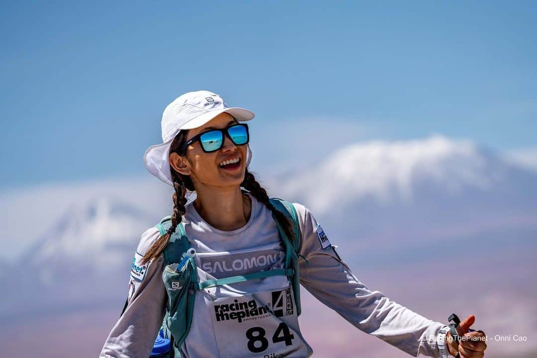 矢原里夏さんのインスタグラム写真 - (矢原里夏Instagram)「salomon ambassador✨﻿ 遅ればせながら、今季も @salomon_japan とランニングアンバサダー契約をして頂きました。大感謝。﻿ ﻿ 私がやってる砂漠マラソンは時に命の危険もあるほど過酷な環境下の中で耐えうる、本物の製品でないと持って行けません。だから世界中でその信頼を得ているsalomonなのです。相思相愛♡﻿ ﻿ 素晴らしい超アスリート達の中で、 #究極のファンランナー として砂漠ランナーヤハラサハラは相当個性を際立たせてますが、エリートアスリート達とは違った点から皆さんにランニング&salomonの魅力を発信していきたいと思ってます！﻿ ﻿ 正直今年は目標にしていた南極も、むしろ一回も砂漠走れないかもしれないけど、それでも砂漠スピリットで底抜けに明るくやってきます！﻿ ﻿ #ヤハラサハラ3 ﻿ ﻿ ﻿ ﻿ ﻿ #salomon #サロモン#ランニング #マラソン #ウルトラマラソン #トレイルランニング  #アフリカ #ナミビア #砂漠 #ナミブレース  #run #running #砂漠マラソン#marathon #サハラマラソン #旅 #旅行 #海外旅行 #salomonambassador」5月9日 13時56分 - rika_yahara