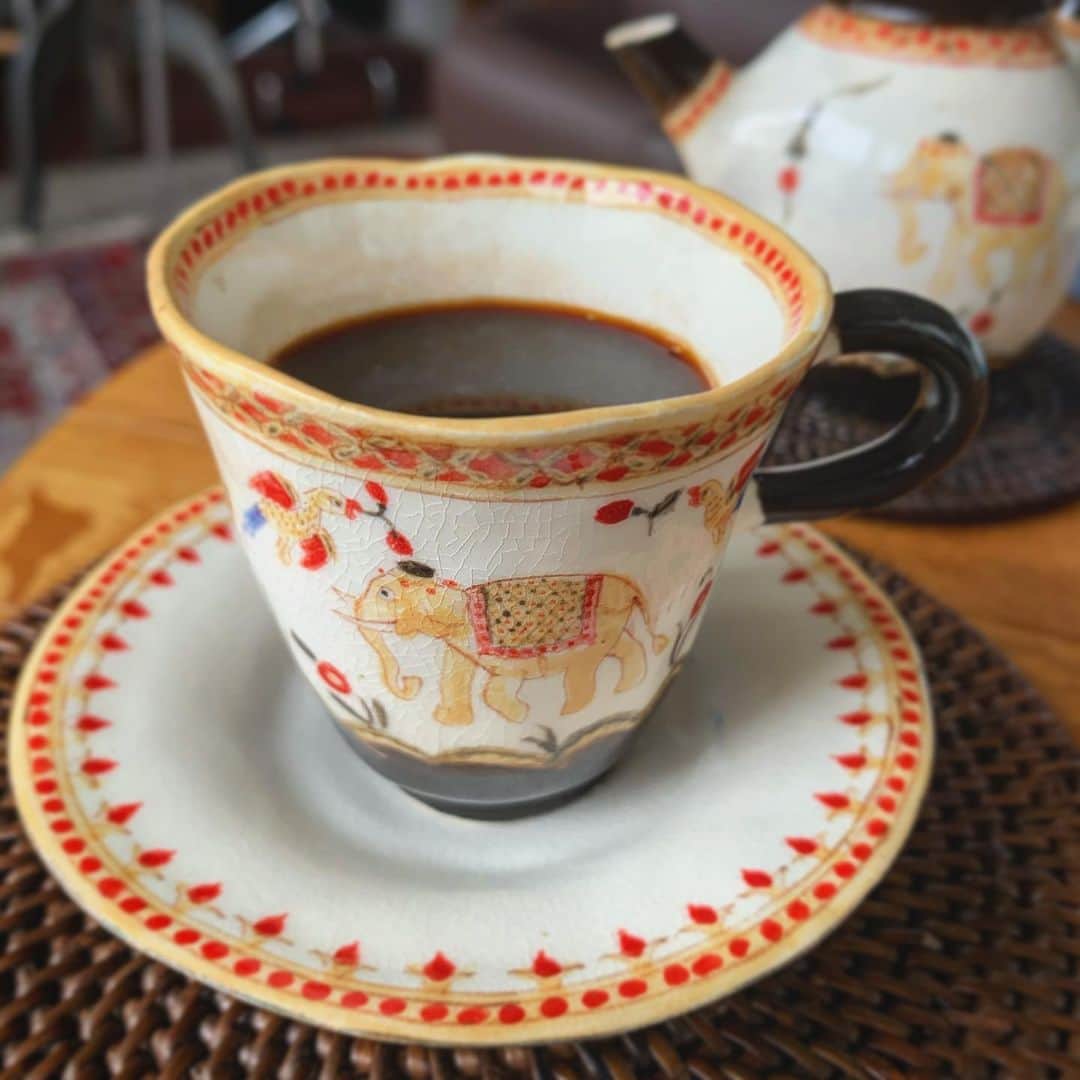 有森裕子さんのインスタグラム写真 - (有森裕子Instagram)「おうちCafe☕️ 今日は珍しくespressoにしてみました🤗 なので…かなり小ぶりのこのCUP❣️ 以前良く通った喫茶店のマスターがお好きだった作家「升たか」さんの作品。 ほのぼのした絵付けが、気持ち穏やかにしてくれます😌」5月9日 14時18分 - arimori.yuko33