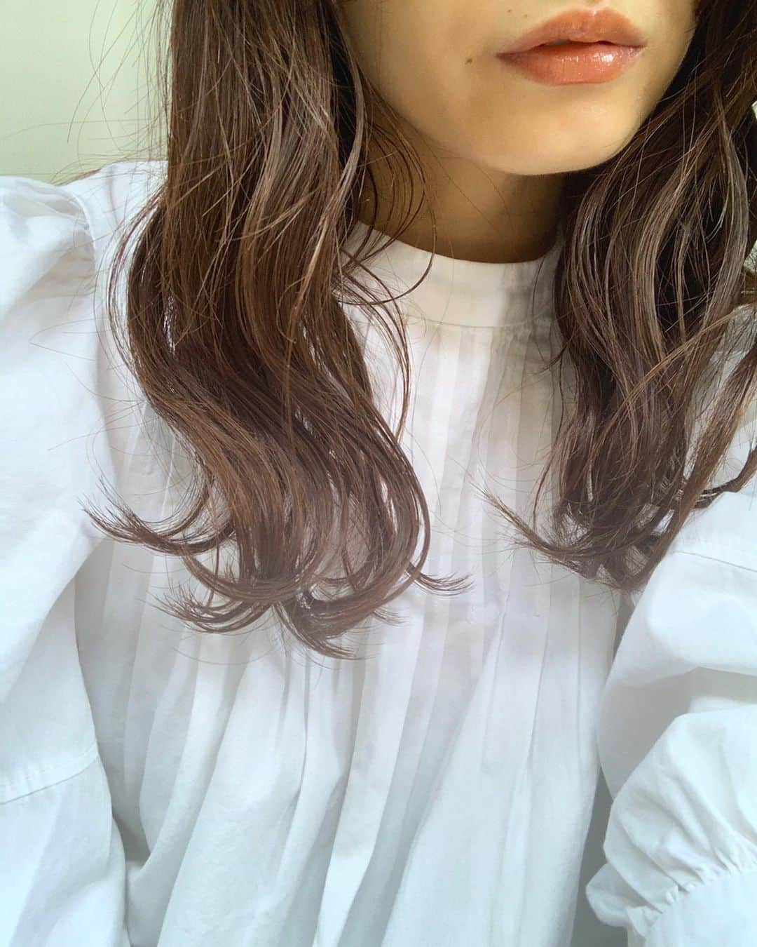 江本るり恵さんのインスタグラム写真 - (江本るり恵Instagram)「@o_skin_hair 🌿 オイルはさっと軽めにまとめたい時。 バームはしっかり巻いて質感出したいときやアレンジに。 写真はバーム使用です。」5月9日 14時23分 - emotorurie