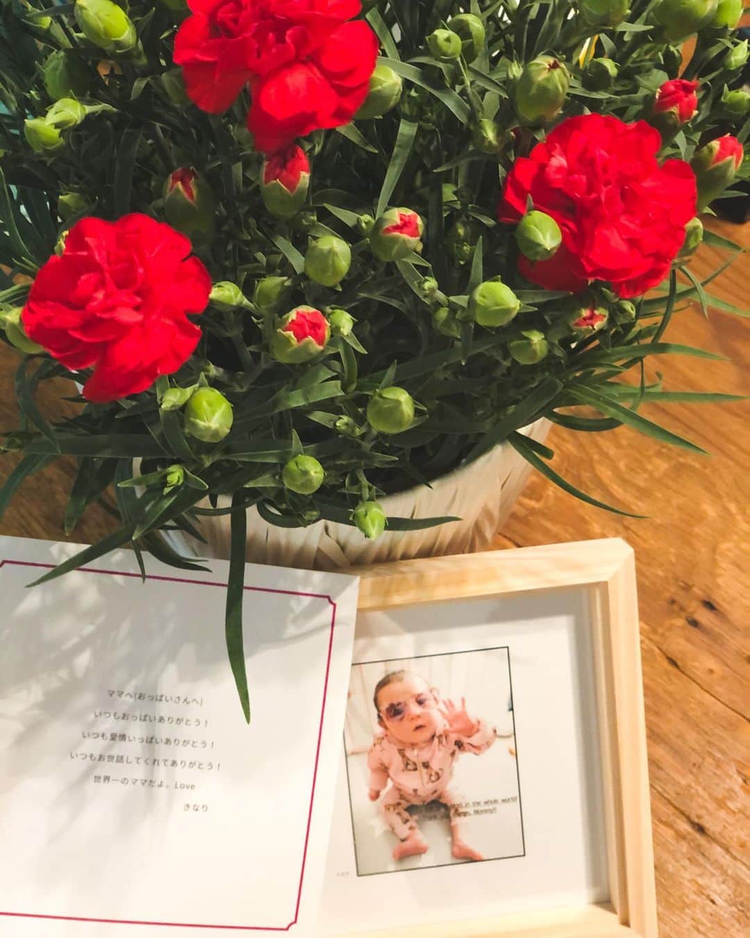 松本亜希のインスタグラム：「母の日ギフトがうちに届いちゃったよ！間違えちゃったの！？ って聞いたら私にでした〜🥺✨✨✨✨✨ 大号泣でした〜😭 2人ともありがとう🥺💓 #母の日#カーネーション#ファーストカーネーション」