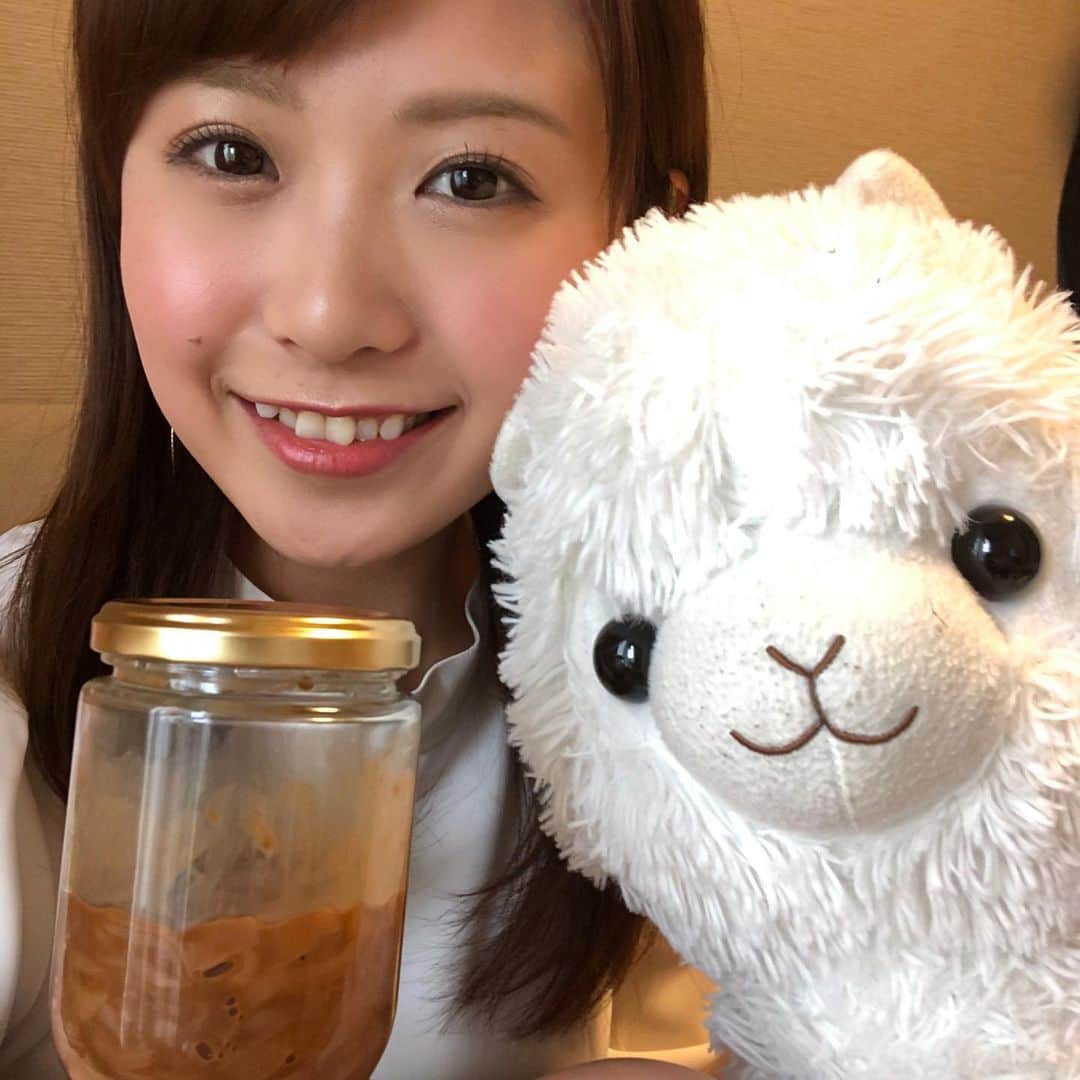 南條早紀のインスタグラム：「インスタライブありがとうございました✨ . . 土曜のお昼はフルサタ！ …そう言えない、放送休止の土曜日…。 . . 忘れないで、フルサタ！を… 忘れないで、BBTを… 忘れないで、南條を… . そんな思いで配信させてもらいました😂 思った以上に沢山の方にご覧いただけて とっても嬉しかったです！！ 1時間ってあーっという間😳‼️ . . 自家製の塩辛、お披露目しました🦑 （画像左下の怪しい瓶入りのやつ） また記録写真UPしますね！ . 離席中を守ってくれた、アルパカのパカ子🦙 と共に、ゆるゆるな1時間、 お付き合いくださった方、 ありがとうございました☺️✨✨ . . 色々工夫して、改善して、 また配信できたら嬉しいなと思います🍀 楽しかったなあ😊❤️ ありがとうございました✨ . . #富山 #富山県 #富山市 #toyama #お礼の品  #インスタライブ #生配信 #ありがとうございました  #自家製 #イカの塩辛 #自家製塩辛 #濃い味 #食リポ #ポンコツ #アルパカ #ぬいぐるみ #もふもふ #癒し #忘れないで #土曜のお昼は #フルサタ #来週は #番組をお楽しみに #❤️ #ステイホーム #おうち時間 #がんばろう富山 #アナウンサー #南條早紀 #なんじょうのにちじょう」