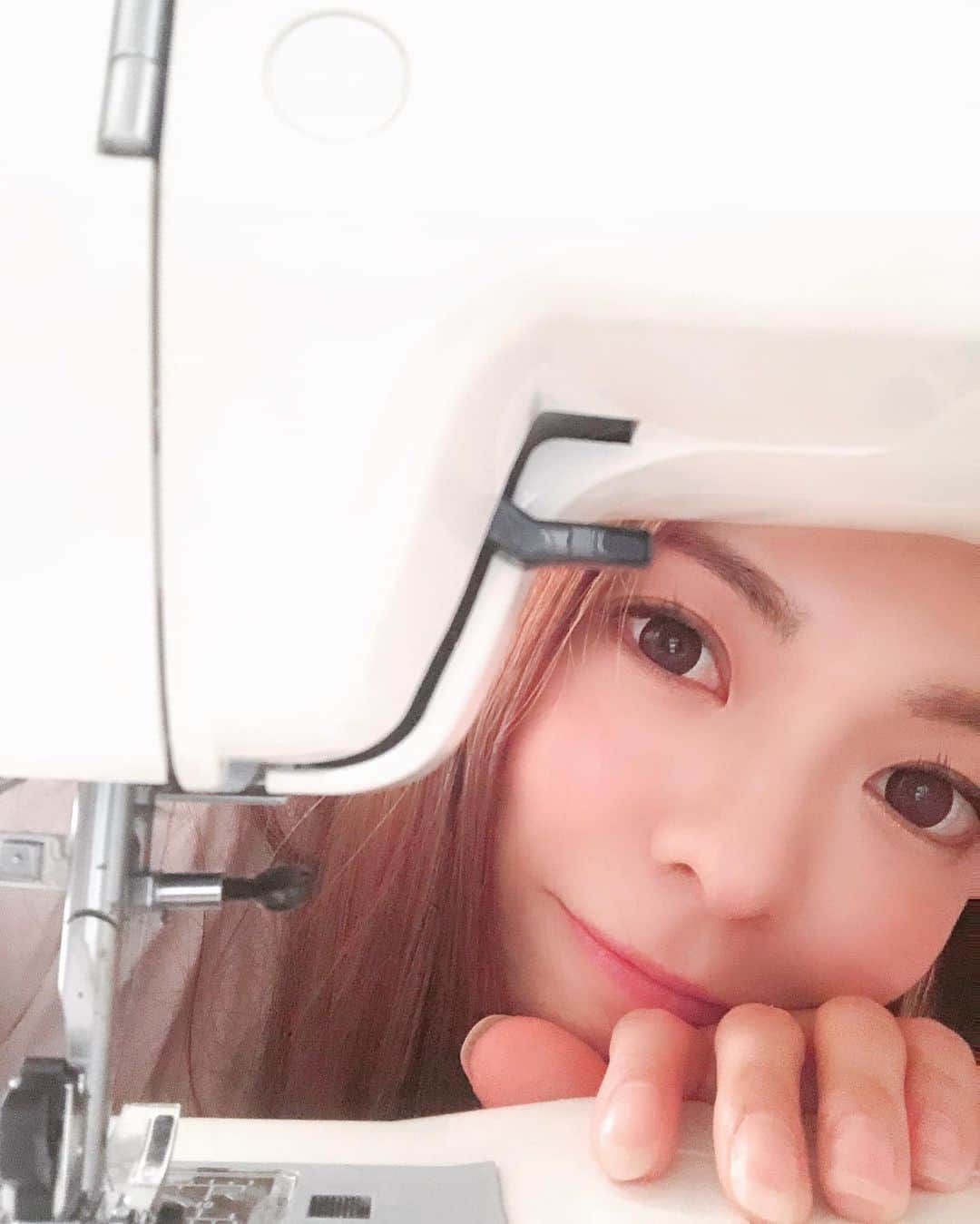 神崎美羽のインスタグラム：「毎日ミシンと格闘ー  内職ちゅー  #selfie #selca #hand made #sewing #sewingmachine #stayhome」