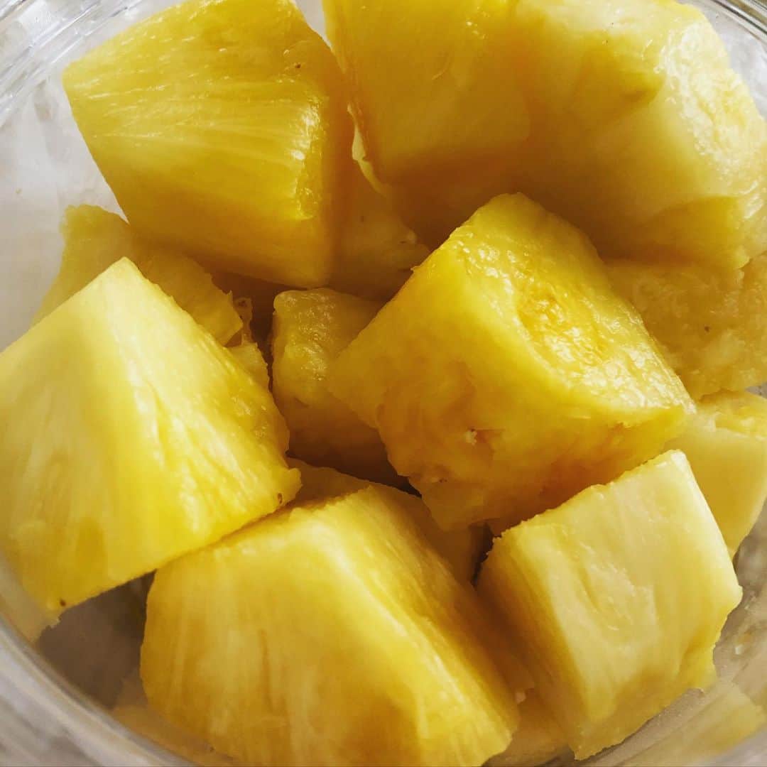 馬渕史香のインスタグラム：「大好物 . #🍍 #パイナップル #pineapple #フルーツ #fruits #おやつ」