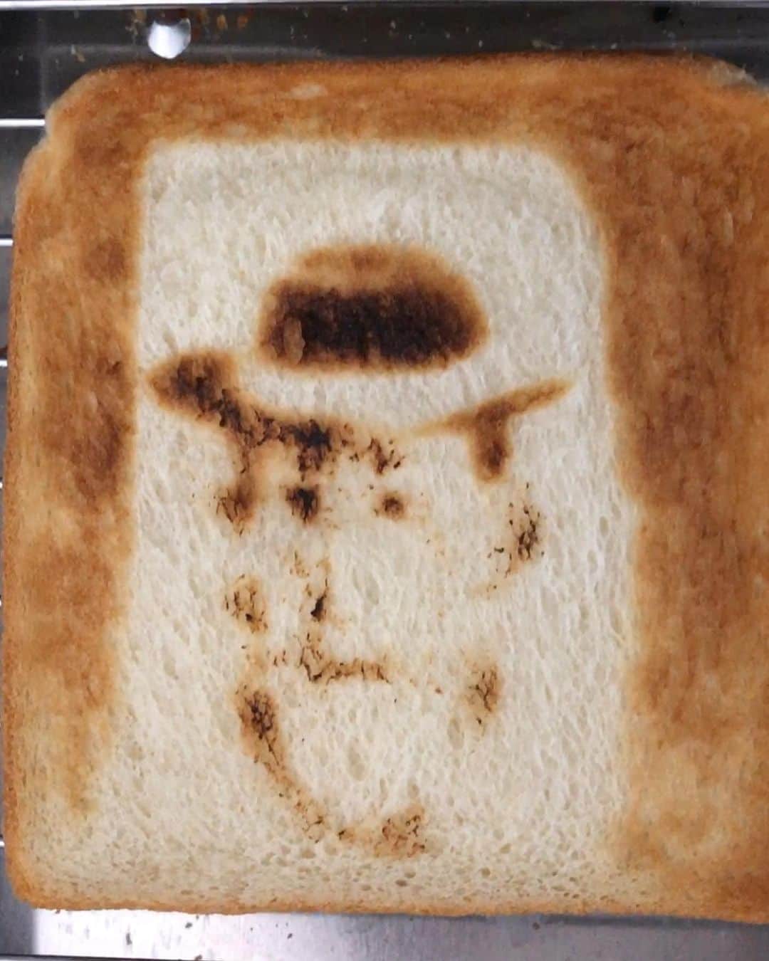 田畑祐一のインスタグラム：「食パンアート20日目🍞✨大失敗！これ何やと思いますか？答えは次のページへ👉  #食パンアート #トーストアート #吉本自宅劇場」