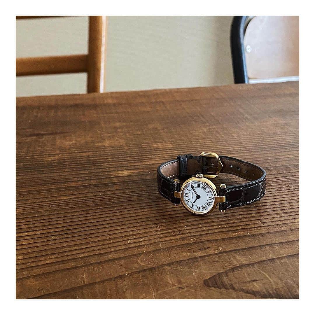 HIROBさんのインスタグラム写真 - (HIROBInstagram)「-my watch introduction﻿-﻿ ・staff A ・手首周り / 13.5㎝ ﻿ ・vintage Cartier / mini vendome ・size / 縦1.8cm × 横1.8cm﻿ ﻿ ・選んだ理由﻿ 店頭で試着したときに 先輩からとても似合うと勧めてもらい ずっと気になっていたモデルでした。  永く使える大人な時計をと思い、 30歳の記念に購入しました。  腕が細めな私にも 小さくて薄いデザインがしっくりきていて 着け心地が良くとても気に入っています。  これから年齢を重ねていっても 大切にしたいと思える1本に出会えて 先輩にはとても感謝しています。 ﻿ -----------------------------------﻿- ECサイト"BAYCREWS STORE"のHIROBでも、﻿ 様々な時計を取り扱いがあります。是非ご覧ください！﻿ https://baycrews.jp/brand/detail/hirob﻿ -----------------------------------. #hirob﻿ #baycrews﻿ #vintagewatch﻿ #antiquewatch﻿ #cartier﻿ #vintagecartier﻿ #cartiervendome #minivendome #mywatch﻿ #introduction﻿ ﻿ #ヒロブ﻿ #ベイクルーズ﻿ #ヴィンテージウォッチ﻿ #アンティークウォッチ﻿ #カルティエ﻿ #ヴィンテージカルティエ﻿ #カルティエヴァンドーム  #ミニヴァンドーム  #ヒロブスタッフ愛用﻿ ﻿ #stayhome﻿ #おうち時間」5月9日 14時50分 - hirob.jp