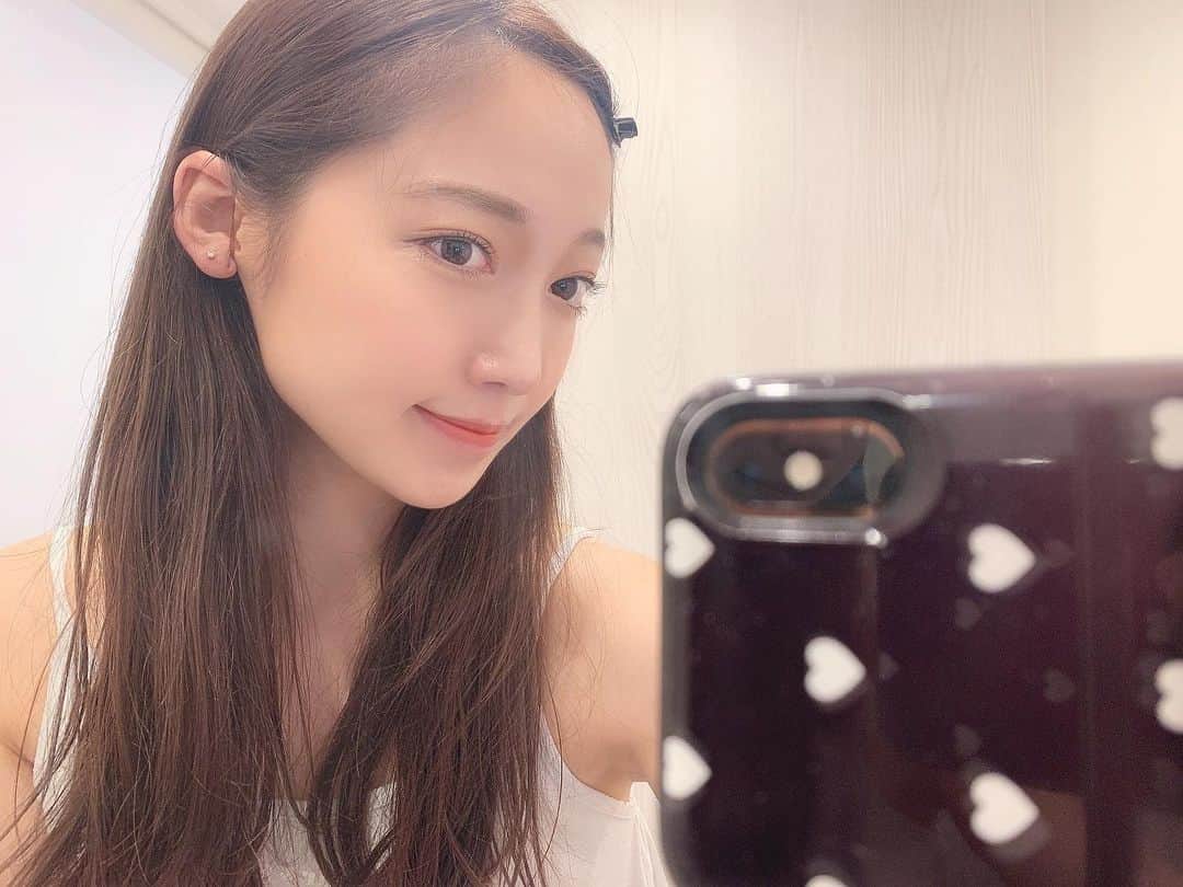 ぐんじりなのインスタグラム：「. 朝の簡単浮腫みケア🕺🕺 . 数年前からずっとやってる耳輪ゴム！ つけて10分くらいしたら 顎と耳周りの筋肉が緩んで 血流が良くなって自然とむくみが取れるよ🙆🏻‍♂️ 口角も上がるし目も開く🙆🏻‍♂️ 私は朝のメイク中にしてます✔︎ 髪の毛ノーセットでボサボサ🙆🏻‍♂️ . . #むくみ解消 #耳輪ゴム」