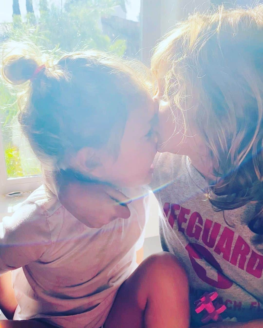 ダニエラ・ルーアさんのインスタグラム写真 - (ダニエラ・ルーアInstagram)「My cubs 🐺🐺 . Os meus filhotes 🐺 🐺 . #siblings #bigbrother #littlesister #river #sierra #love #morning #cubs #mine #longhair #kids #miúdos #irmão #irmã #manhã #bomdia #goodmorning #dave #sun #sol」5月9日 14時56分 - danielaruah