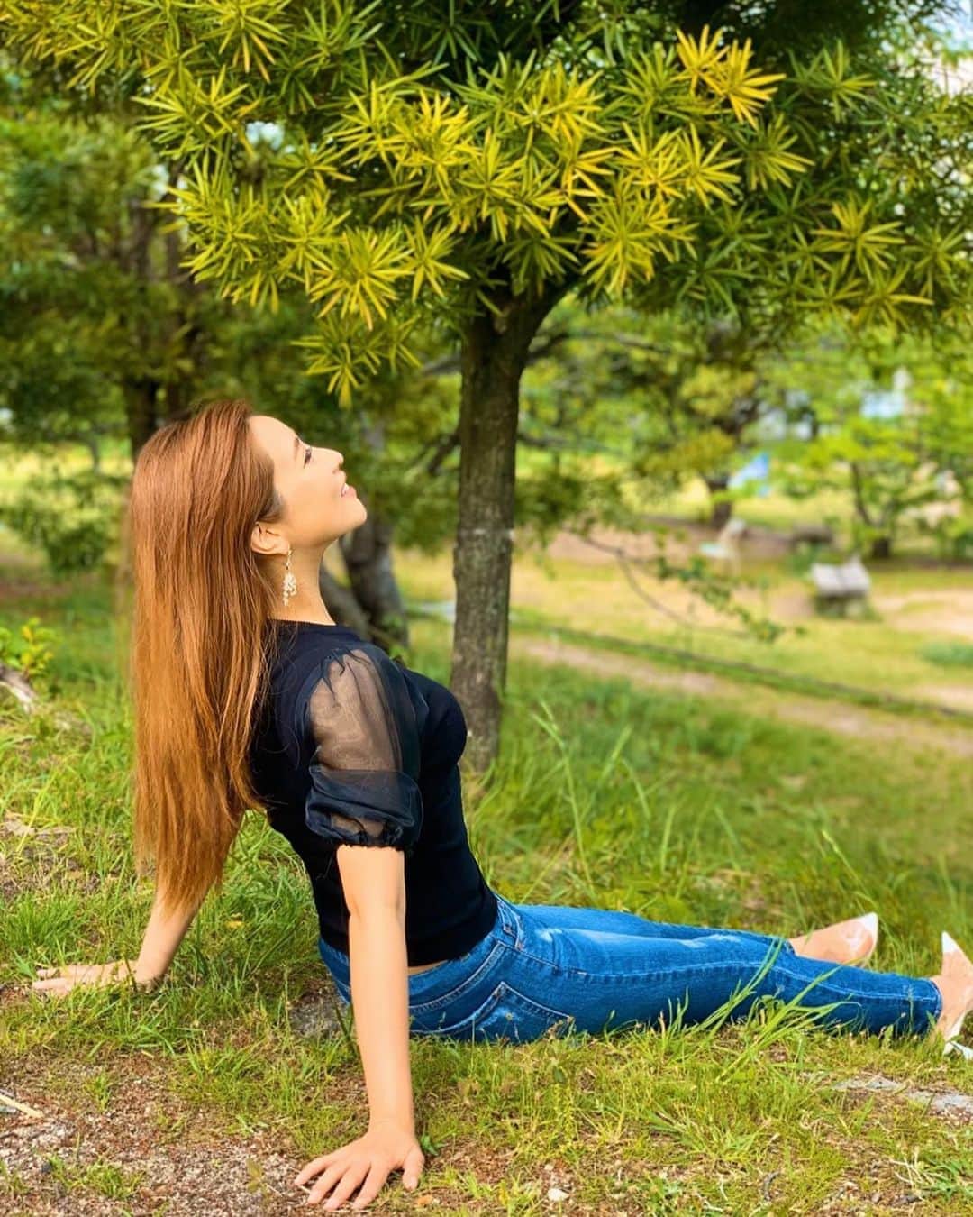 のインスタグラム：「🌳🌳 . 毎日、お散歩して疲れたらのんびり🌟ステイホームも大切だけど太陽のひかりをたくさん浴びて、たまには日光浴も良い☺️ . @royalparty_official  @royalparty_styling トップスは🎵袖部分がパフスリーブになっていて、タイプでした☺️ . @to_the_sea_hawaii デニムは履きやすくて、最近よく履いてます✨少し外に出る時にも、1枚あると可愛いし楽だよ💗 . . #いつもの日常#お散歩#コーデ#パフスリーブ#トップス#春服#デニム#denim#おうち時間#ウォーキング#パンプス#クリアパンプス#ステイホーム」