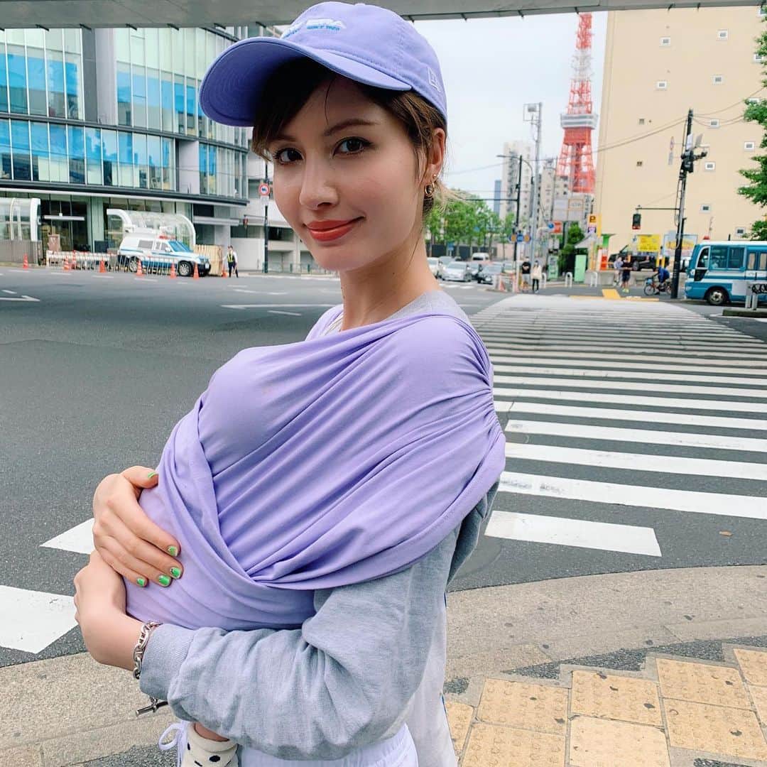 のインスタグラム：「運動不足にも程があるので、﻿ 定期的にウォーキングしてます。﻿ 今日はベビと一緒に！﻿ ﻿ ﻿ 妊娠中13キロ増えたのですが、現在もまだ8キロくらいしか落ちてなくて🤣﻿ あと3〜4キロ落としたいけど全然落ちない🥰﻿ 顔も丸いし謎の肌荒れも治らないし 寝不足でクマすごいし﻿ 写真撮ってもらっても見るたび落ち込む。笑﻿ ﻿ でももっと運動できるようになって、﻿ 外にも出るようになったら産後リフォーム﻿ 頑張るんだ🔥🔥🔥﻿ ﻿ 妊娠前の体に戻れる自信ないけど。笑﻿ 素敵なボデーになれるといいな🥰  #産後ダイエット#産後#産後2ヶ月#コニー抱っこひも#konny#混合育児#生後2ヶ月#babygirl」
