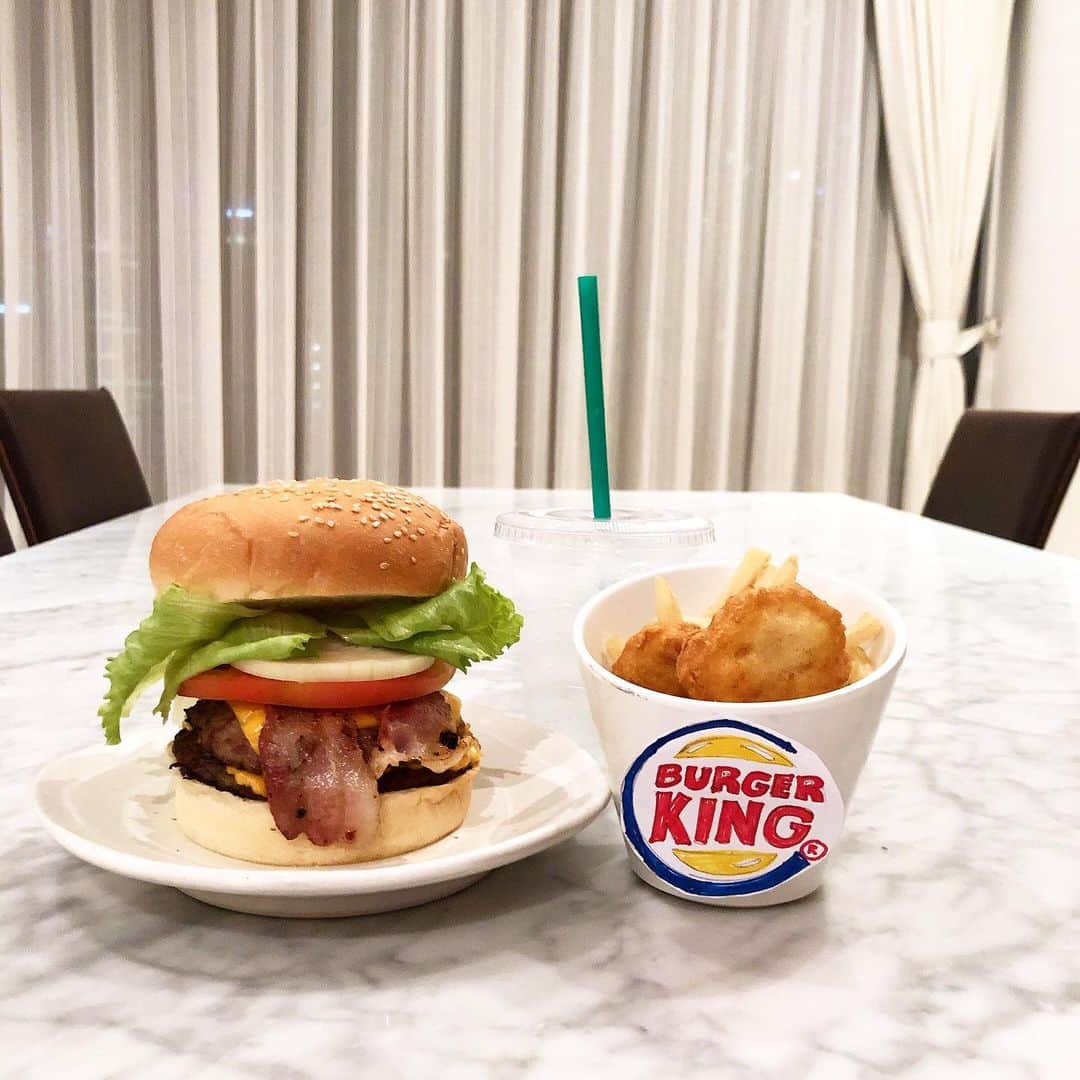 小林明実さんのインスタグラム写真 - (小林明実Instagram)「お次はパパが好きな BURGER KING💖 あけKING笑笑 イラストは絵が上手い アンティに書いてもらった✨ * ポイントは生玉ねぎとトマト ここも閉まっているから シンガーポールでは食べれない。 * 次は私が好きなマックのタマテリ 作りたいな💖✨💖✨ #singapore  #burgerking #ハンバーガー #ブランドポテト #ナゲット #メンズはハンバーグご希望 #akemiごはん #三谷サイダー #おうちの時間 #akemiごはん」5月9日 15時10分 - akemi.1177