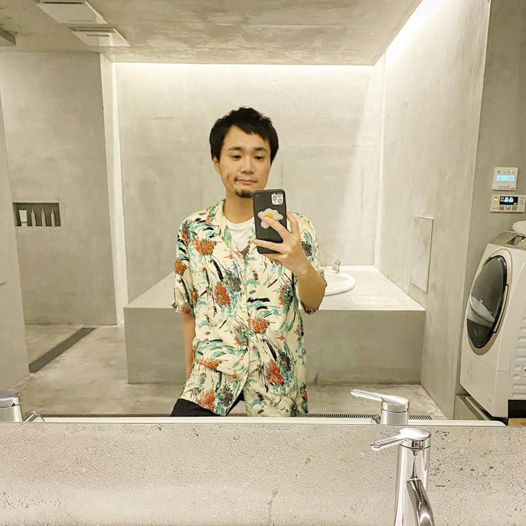 光本勇介のインスタグラム：「今年買ったビーズとスパンコールだらけのシャツ！最近家着ばかりだからたまには気分上がるような派手なシャツを着てみる👕」