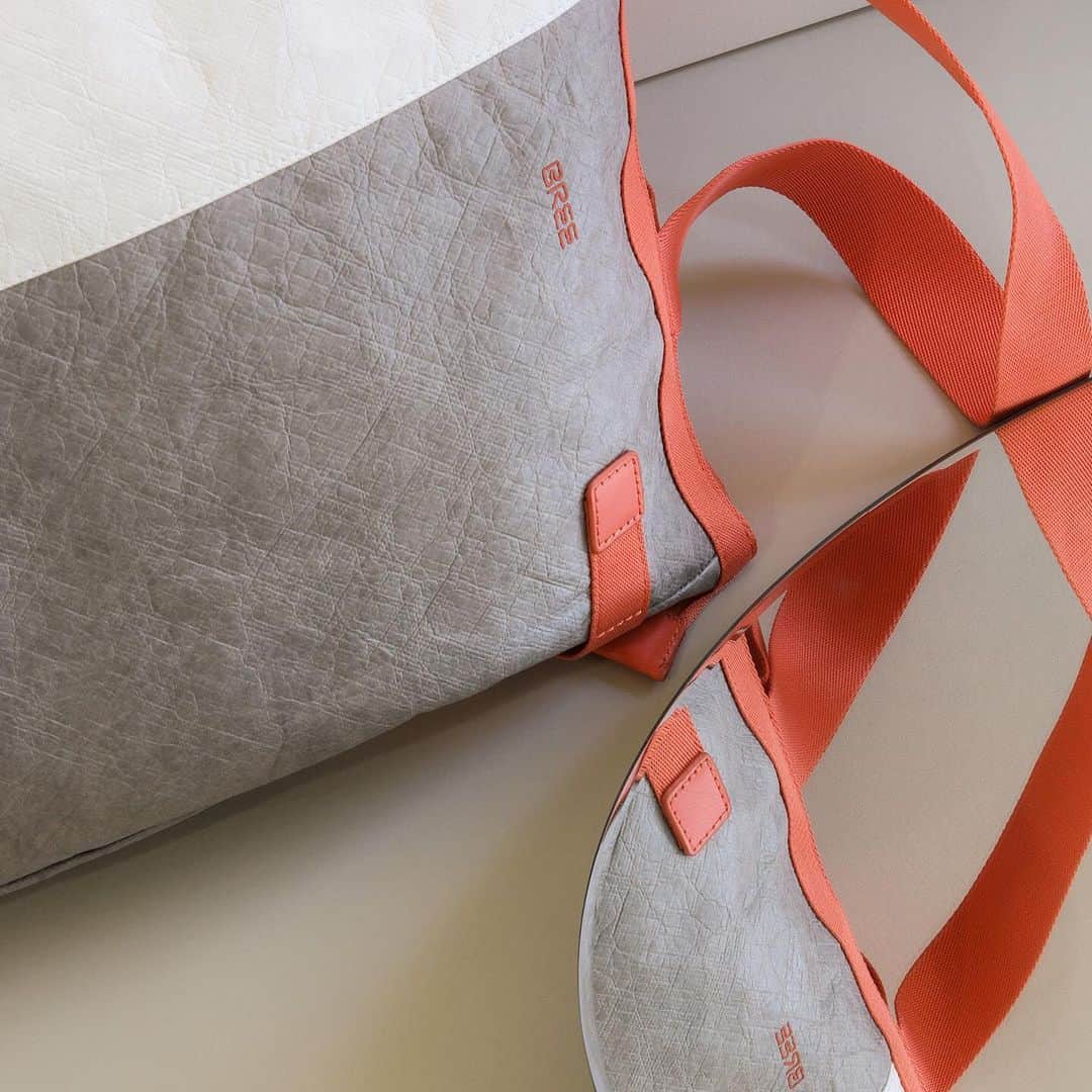 ブリーのインスタグラム：「Incredibly light, yet robust and waterproof, the VARY 6 is the perfect shopper! . . . Photo by @fabianlueck  #breesince1970 #madetomakeadifference #staypositive#handbags #tyvek #purequality #sustainablefashion」