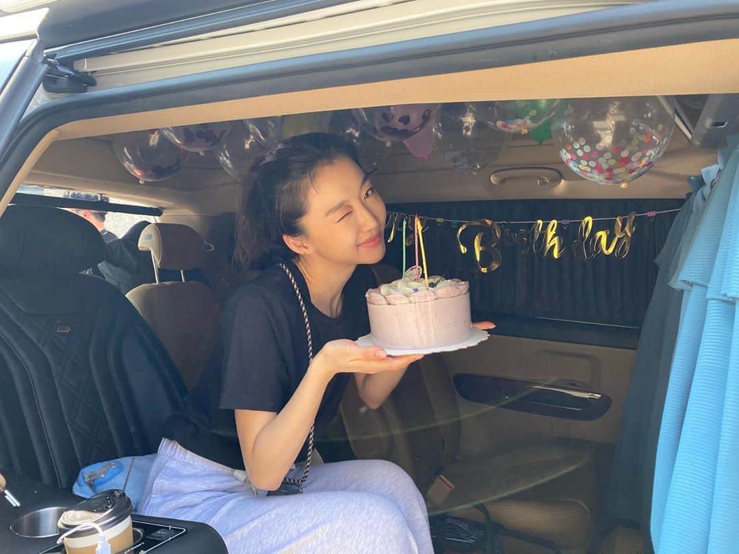 チャン・ヒジンのインスタグラム：「오늘 하루 행복하게 잘 보내겠습니다~ 너무너무 감사해요 #생일 #축하 #감사 #서프라이즈」