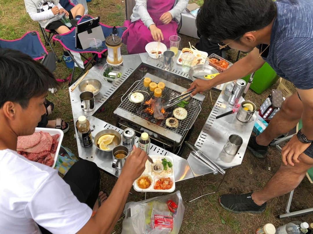 阪野豊史のインスタグラム：「みんなで火を囲んで食べるご飯って最高だよね。 コロナが終わったら早くキャンプ行きたいな〜⛺️ 松本は自然も沢山あるしアウトドアにはもってこい！！ こないだ情報くれた方々ありがとうございます😊 行ってみます！！！！ #キャンプ #アウトドア　#BBQ  #炭火　#焚き火　#snowpeak  #仲間」