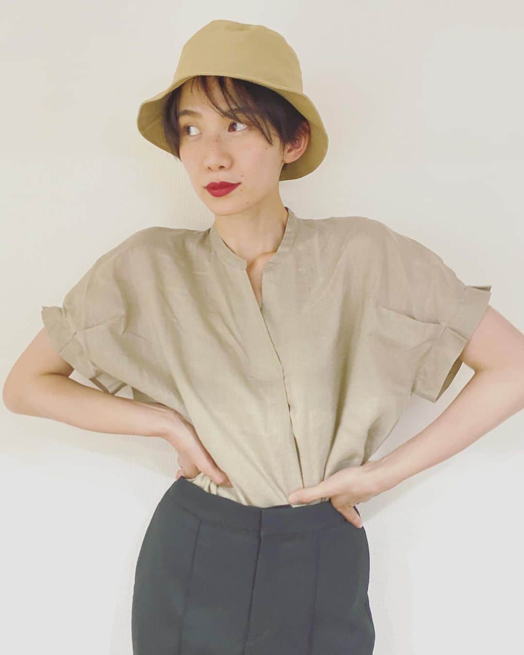 平山奈美のインスタグラム：「袖のボリューム感と女性らしい首回りがお気に入りのリネンシャツも@theshoptk_official 😌😌 これからの時期リピート間違いなし☺️ .  #stayhome #ステイホーム #お家時間 #おうち時間 #theshoptk #ザショップティーケー #ザショップtk #tstkplus #ママ #ママコーデ #セルフィー #大人カジュアル #きれいめカジュアル #ベージュコーデ #ユニクロ #バケットハット #ca4la」