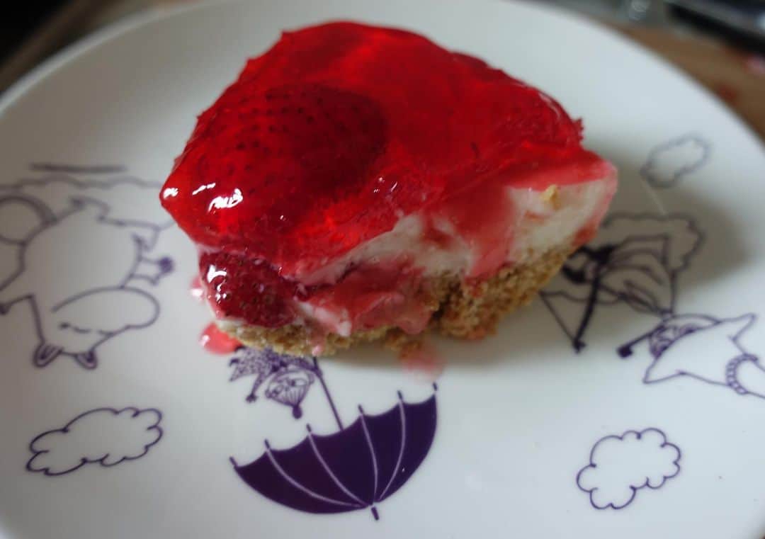 フェリシア・チェンさんのインスタグラム写真 - (フェリシア・チェンInstagram)「Strawberry Jello Hearts Cheesecake! #1stAttempt #NoBake 😛🍓❤️」5月9日 15時28分 - iamfeliciachin