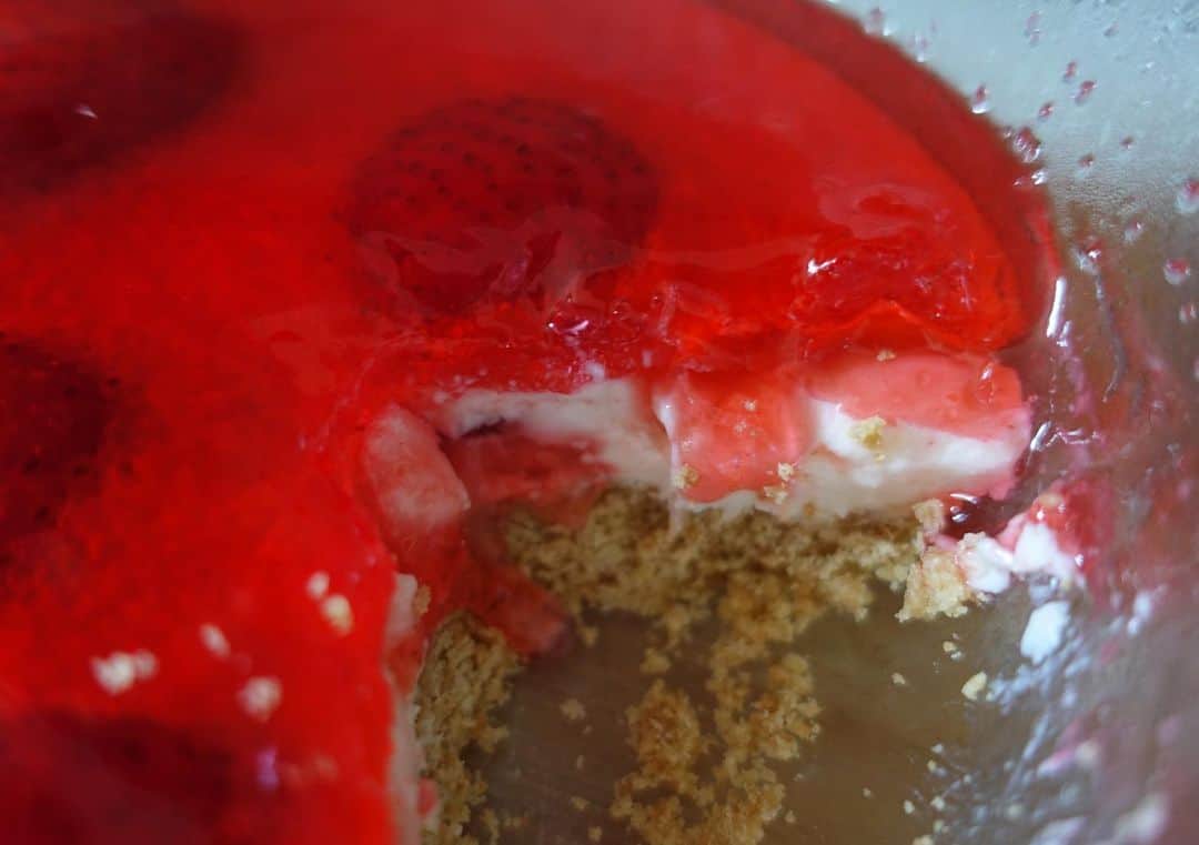 フェリシア・チェンさんのインスタグラム写真 - (フェリシア・チェンInstagram)「Strawberry Jello Hearts Cheesecake! #1stAttempt #NoBake 😛🍓❤️」5月9日 15時28分 - iamfeliciachin