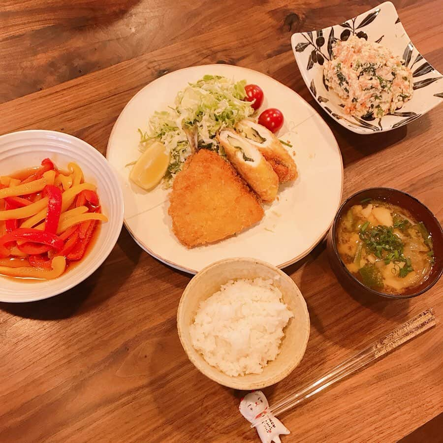 潮田玲子さんのインスタグラム写真 - (潮田玲子Instagram)「玲子飯。 @tanakamasami_official さんの投稿見て 決めたささみフライが美味しかった☝️😍 そして @makinosaya ちゃんから受けとった #お味噌汁バトン  食卓に欠かせないお味噌汁、大体具材は旬の野菜を。 この日は春キャベツに、新じゃが、新たまねぎ。 昨年作った手作り味噌がめちゃ美味しくてお味噌汁はもちろんのこと、このお味噌に生のニンジンや胡瓜をつけてチビ達は食べるのが大好き😋 昨日はやたらべったりだった2人。 にーにの隣に座りたいからはじまり、終いにはにーに食べさせてと…喧嘩するけどほんと仲良し😍☝️ #お味噌汁バトンお次は愛情溢れる義姉 @natsukoshio ちゃんに。 なっちゃんよろしくねー🥰❤️ #ささみフライ  #アジフライ #パプリカの煮浸し #白和え #お味噌汁バトン #玲子飯」5月9日 15時29分 - reikoshiota_official