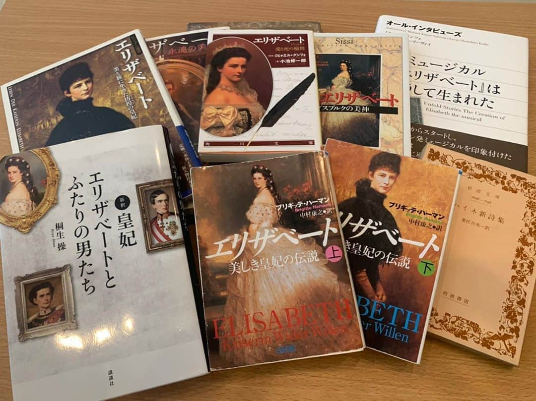 愛希れいかさんのインスタグラム写真 - (愛希れいかInstagram)「. . bookcoverchallenge！！ まりもお姉さま(@yukiaono_official)からバトンを受けとりました🙏  私、実は小さい頃からどちらかというと…読書が苦手なんです…💦 じっとしていられず、すぐ踊り出したくなってしまい…😭 そんな私が、僭越ながら お気に入りの本を紹介させて頂きます🙇‍♀️ .  役作りの為ならどんな本も読みます！！！！！ この「エリザベート」に関する本達は何回も読みました。 色々な解釈があり、とても勉強になります。 本を読みながら、エリザベートの曲を流して、 想像して…妄想して…役作りしています。  本を読むこと…とても大切ですよね。 是非みなさんのお気に入りの本も教えてください☺️ . . ☆バトンは同期のしおりに繋ぎたいと思います☺️ (@_mari_ayaka)  #bookcoverchallenge #読書 #好きな大人になりたい #苦手なくせに #本屋さんは #とってもすき 😘」5月9日 15時36分 - manakireika_official