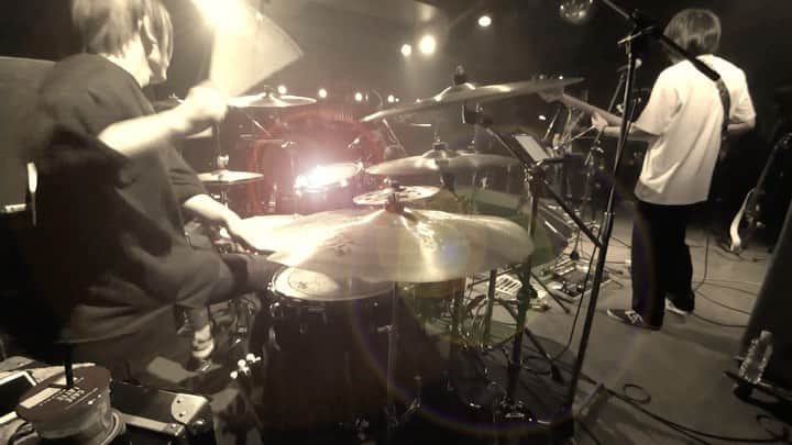 吉澤響のインスタグラム：「20200324 新代田FEVER 78年会ライブ配信 『春という暴力』/ brainchild's  なんというか、個人的には「これまで通ってこなかったロック」って感じ。こういうシリアスな曲をわっちと演奏するのは久々な気がするし、オニーのドラムがむずくていろいろ端折った笑　でもかっこよい。  #live #drums #drummer」