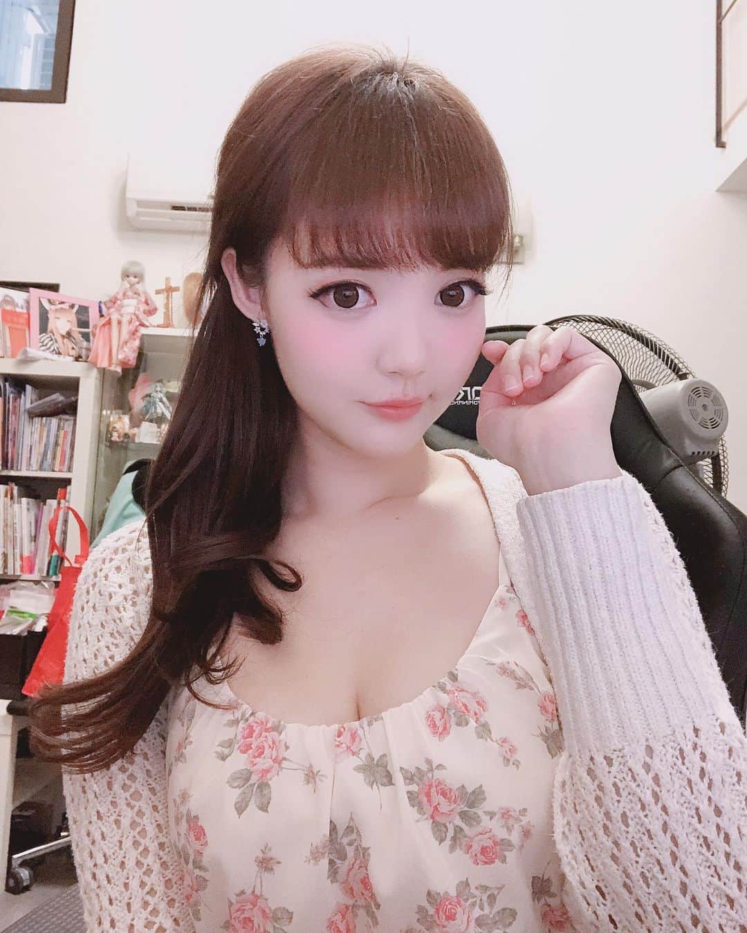YingTzeさんのインスタグラム写真 - (YingTzeInstagram)「Yesterday’s photoshoot look 💕 My viewers say look like Mamako ! 🤣 _ Can’t wait to edit the photos and show you guys ~ this month’s set is a little waifu feeling ! ✨ _ #blessed #casualstyle #girlwithlonghair」5月9日 15時52分 - yingtze