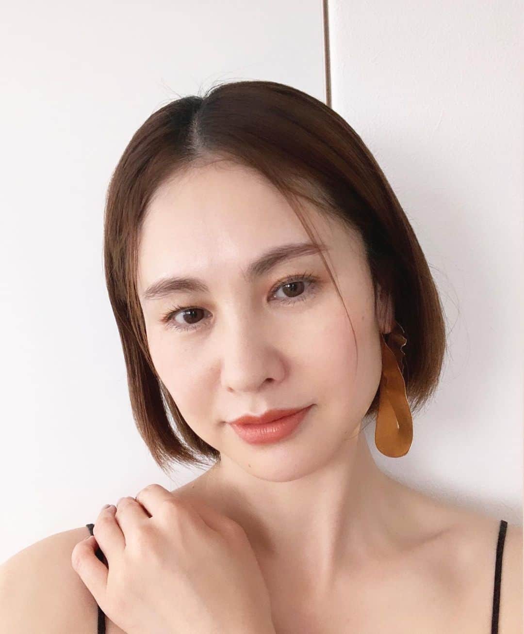 二ノ宮和佳子のインスタグラム：「@threecosmetics の新作を使ってメイク アイシャドウは少量でもスッと伸びるので濃淡が調整でき、発色もキレイ  リップは、パレット型が新鮮‼︎カラーミックスができるので、その日の気分や服のカラーでオリジナリティが演出でき重宝しそう  今日は、 Eyemake : X02 RUN AND RUNをまぶた全体に アイラインはひかず、マスカラ多めで仕上げてます  Lip : X01 I'M GAME 3色を混ぜて使いました  お家で色々試して楽しんでます 気分も変わっていいですよ  #make #three」