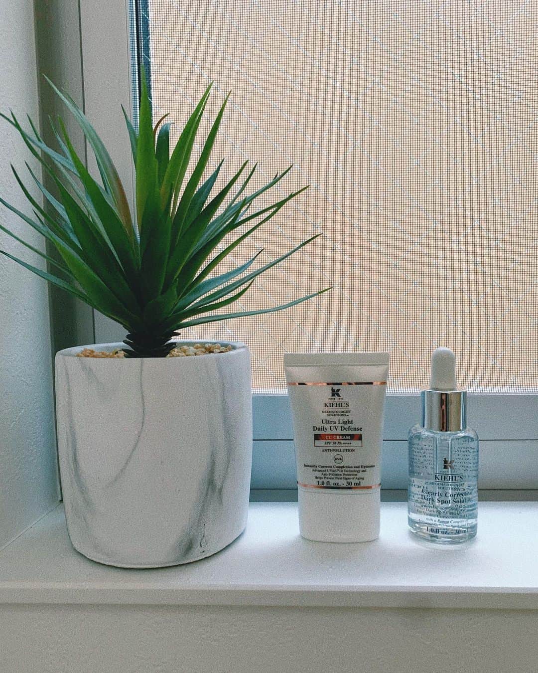 sayocoのインスタグラム：「大好きな @kiehlsjp 💖 新たに愛用品に追加した 日焼け止めと美白美容液🧖🏻‍♀️ ・ SPF50でCCクリームだから これだけ塗ってウォーキングに行く毎日🚶‍♀️🌈 ・ ・ 最近はリモートワークの傍ら、 自分磨きと題してペン字練習と bodymakeはじめました🙋‍♀️ (まだまだぷにぷに🐷) ・ 二度と来ないであろう 長い長いstayhomeの時間を 有意義に過ごす事が最近の楽しみ😎💜 ・ ・ #kiehls#ultralightdailyuvdefense#clearlycorrectivedarkspotsolution」