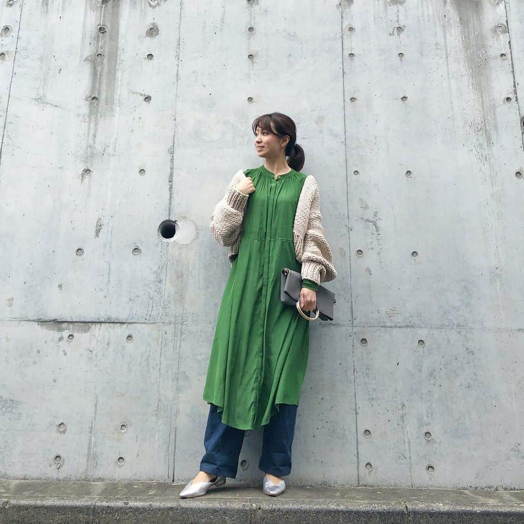 筧沙奈恵さんのインスタグラム写真 - (筧沙奈恵Instagram)「beige×green ・ 娘の小学校に課題を取りに行ってきました😊 ・ 自転車に乗りやすいように、ワンピースにデニムをレイヤード🚲 ・ 肌寒い時にAKTEのニットカーデがちょうどいい😌 ・ #outer #AKTE #アクテ #dress #snidel #スナイデル #pants #UNIQLO #ユニクロ #bag #editsheen #エディットシーン #shoes #daniellaandgemma #ダニジェマ ・ #ママコーデ　#ママファッション　#30代コーデ　#アラサーコーデ　#デニムコーデ　#ユニクロユー　#ワイドフィットカーブジーンズ #パンツコーデ　#春コーデ」5月9日 15時58分 - sanaekakei