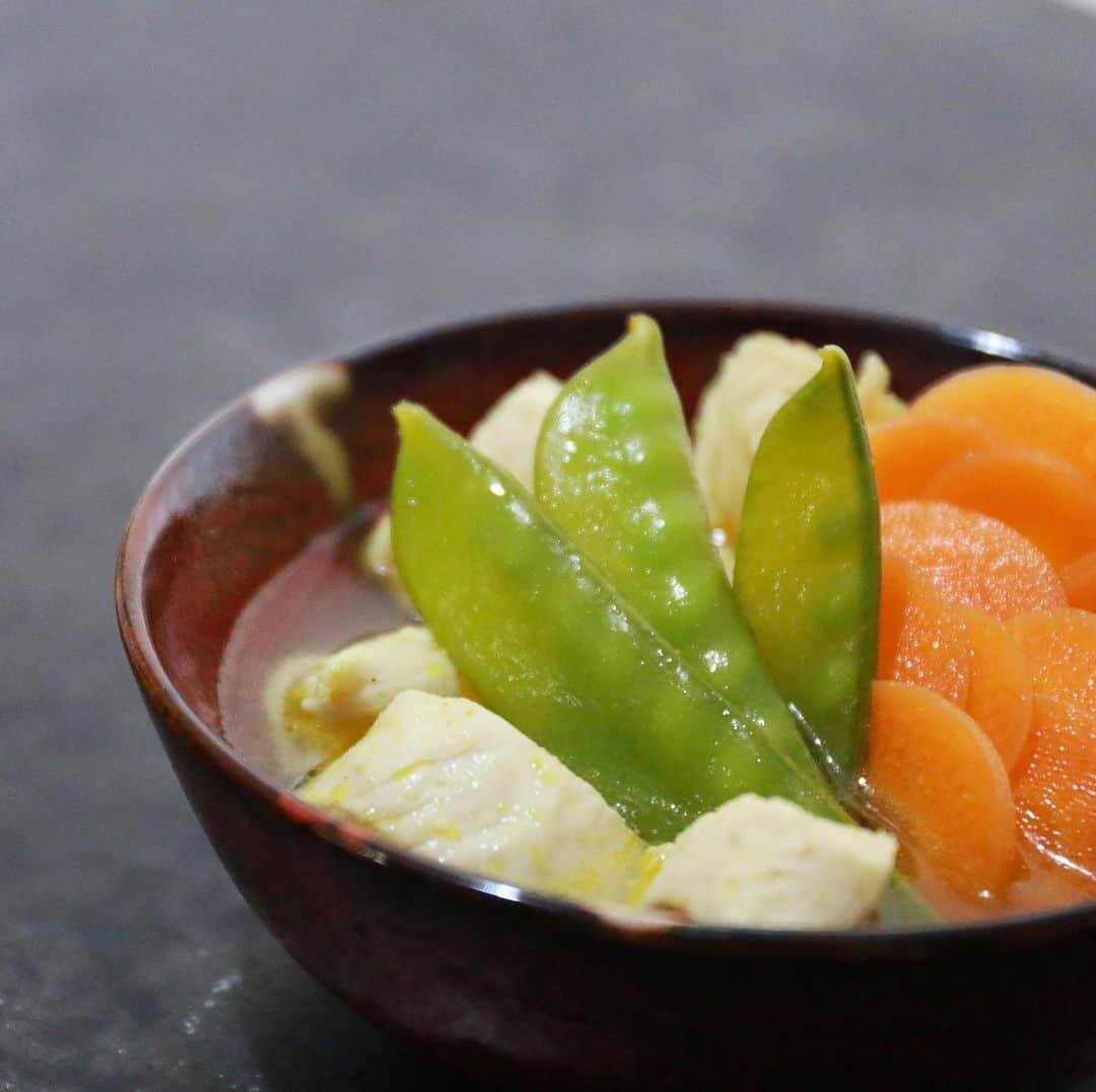 馬場裕之のインスタグラム：「ささみのカレー風味さっぱり煮🎐 〈ご報告〉 YouTube【馬場ごはん】 簡単レシピを色々紹介してます✨ ▷ @hiro88 こちらもぜひ覗いてみて下さい🤗 ーーーーーーーーーーーーーーーー 『材料』 とりささみ3本（とりむね肉でも） さやえんどう10個 人参1/5本 白だし30cc 水270cc 砂糖小さじ1 米酢大さじ2 カレー粉小さじ1/4 オリーブオイル小さじ1 ①鍋に水、白だし、砂糖を入れ火にかけます。（白だし表記のうどんつゆの濃さです） ②さやえんどうのスジをとり洗います。 人参はスライサーで薄く切ります。 包丁で切っても大丈夫です。（さっと火が通る他の野菜を使っても） ささみは一口大に切ります。 ③①が沸騰したら弱火にし、とりささみ、人参を入れ弱火で3分加熱します。ささみが煮汁に浸かって無いようでしたら箸で返しながら煮てください。 ④3分経ったら火を止めさやえんどう、お酢を入れ全体を混ぜたら、フライパンにオリーブオイル、カレー粉を入れ火にかけ香りが出たら鍋の中へ入れて下さい。 ⑤濡れぶきんの上や鍋を水につけて粗熱がとれたら冷蔵庫で冷やして冷たいままどうぞ。 カレー風味とお酢の酸味であっさりと食べれますよ☺️ #おうち時間  #おうちごはん  #吉本自宅劇場 #馬場ごはん」