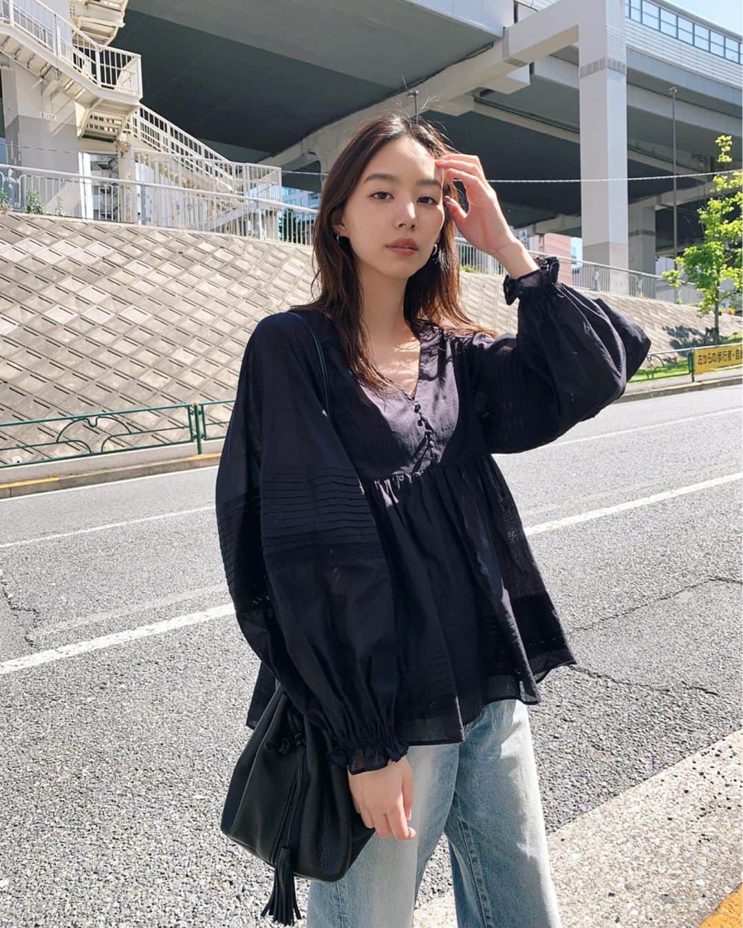 Shiho Sasakiのインスタグラム：「先週のinsta liveで着用していたブラウス🕊 このボリューム感と、見頃や袖に入ったピンタックが可愛い💕 V開きなので首元もすっきり見える✌️ #MOUSSY#MOUSSYSNAP」