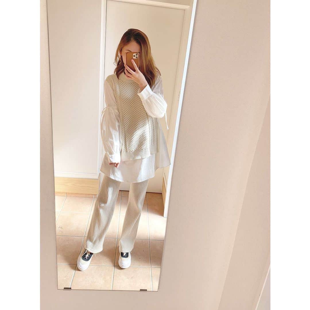 姫野れみのインスタグラム：「#remikode👗 Ｑ.お洋服がみたい！とのリクエストも多かったので これから少しずつ載せていこうと思います♡ 今は遊びに行けないので娘のお散歩の時に 気分を変えて無駄にオシャレしたりしてます😂 娘が生まれてからスニーカーばっかりなので　 夫と同じpumaが多いです☺️✨ ・ #fashion #ootd #snidel #emmi #puma #ファッション #コーデ #スナイデル #エミ #プーマ」
