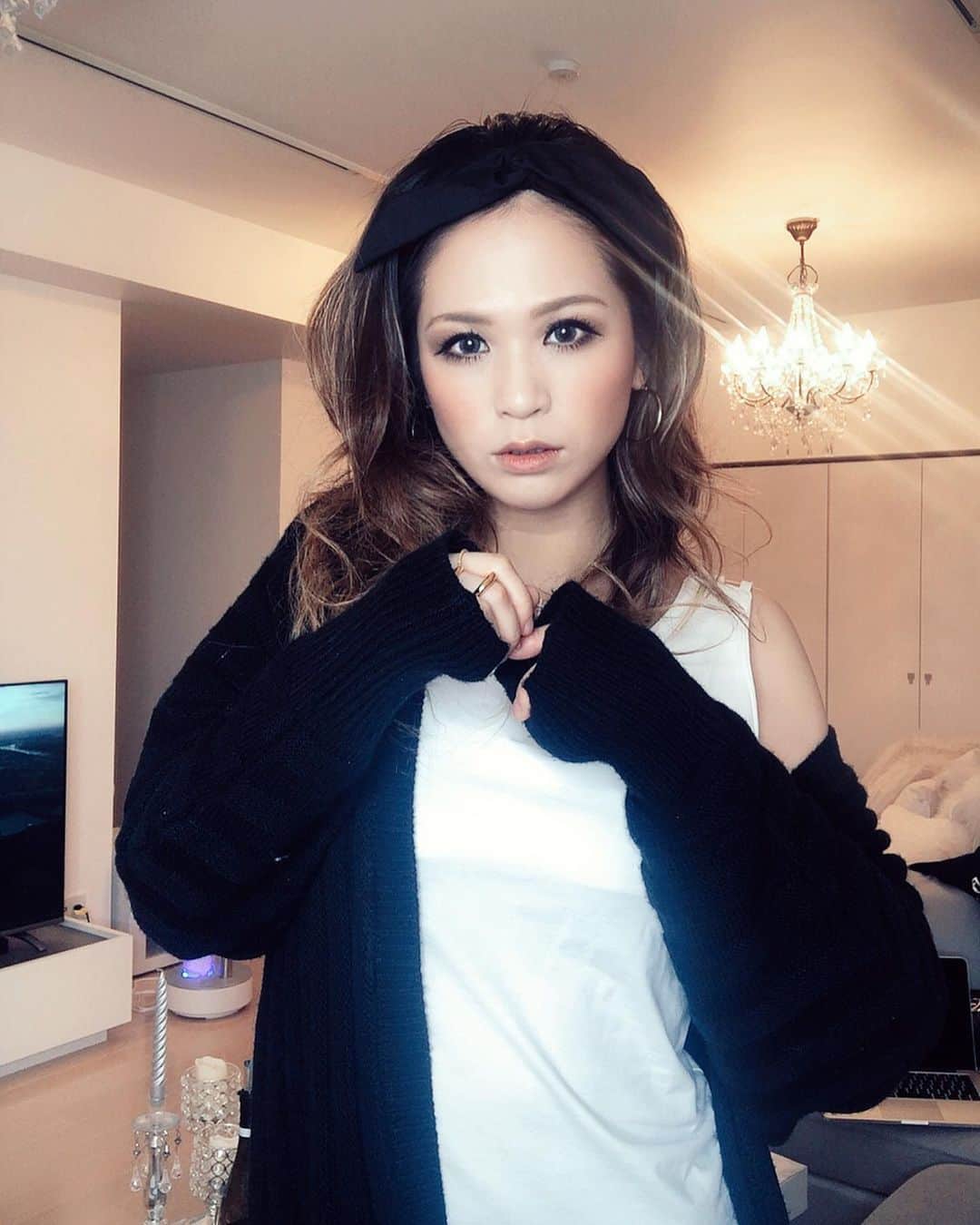 彩希エリナのインスタグラム：「ヒール履いて👠ドレスアップして👗真っ赤なリップ塗って💄お家でお洒落dinnerごっこしたいなぁ🍽✨そういうの楽しそうだなぁ🖤家に人を招けない自分の性質が自分の首を絞めています、はいっwwww #stayathome #stayhome #stayathomestaysafe #stayhomedinner #iwannadressup #fashionlover #hairaccessory #おうち時間 #お家時間 #ドレスアップしたい #赤リップでお洒落したい #ヒール履いてカツカツ歩きたい #ヒールの履き方忘れた #おうちディナー #したい #でもできない #悲しい現実 #自業自得問題 #こんにゃろめ #たまには #ヘッドアクセ #頭にリボン #とかつけちゃって #てへ #🖤」