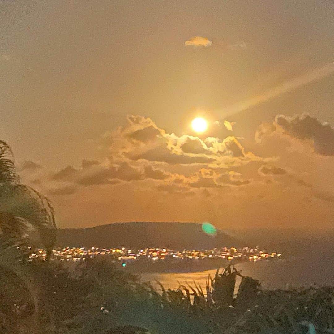 マキ・コニクソンさんのインスタグラム写真 - (マキ・コニクソンInstagram)「うちのラナイからみた今晩の月。めちゃくちゃ明るい。✨✨ 良い夢見れそう。 お休みなさい。zzzz 🌙 #エアハワイ🌺 #地球の休息タイム🌏」5月9日 16時29分 - makikonikson
