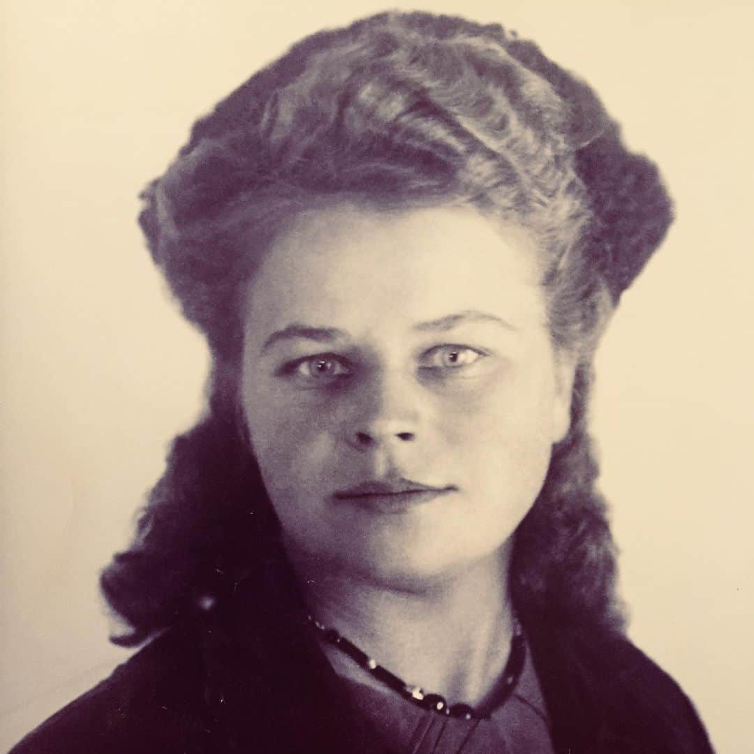 ミラ・ジョヴォヴィッチのインスタグラム：「May 8 and 9th respectively mark the end of WW2 for both the Allied and the Russian Army. There were many fighters and soldiers in my family who fought in the war. This is a picture of my grandmother, Tatyana Popovy, who enlisted to be a nurse on the frontlines when she was just 16 years old. By her 18th birthday she had marched through unspeakable horrors all the way to Berlin. Those are her medals and documents that my mom saved in the pictures. Her husband, my maternal grandfather Alexander Loginov also fought through the whole war. Also, my paternal grandfather Bogdan Jovovich fought in the ranks of the Yugoslavian partisans. You might say I come from a long line of fighters, soldiers and revolutionaries and I take so much pride in my heritage and the amazing people I come from. When things get tough, I think about what my grandma went through when she was just a kid and nothing seems so difficult anymore. Today I want to honor their memories and the memories of all the brave souls who fought to make this world a better, more decent place. We need more people like that today. * Хочу всех поздравить с большим праздником, Днём Победы! 8 и 9 мая, соответственно, знаменуют конец Второй мировой войны как для союзников, так и для русской армии.  В моей семье было много бойцов и солдат, которые сражались на войне.  Это фотография моей бабушки Татьяны Поповой, которая поступила на медсестру на передовой, когда ей было всего 16 лет.  К своему 18-летию она прошла через невыразимые ужасы всю дорогу до Берлина.  Ее муж, мой дед по материнской линии Александр Логинов, тоже всю войну боролся.  Также мой дед по отцовской линии Богдан Йовович воевал в рядах югославских партизан.  Вы можете сказать, что я из длинного ряда бойцов, солдат и революционеров, и я очень горжусь своим наследием и удивительными людьми, из которых я родом.  Когда дела идут плохо, я думаю о том, через что прошла моя бабушка, когда она была еще ребенком, и больше ничего не кажется таким сложным.  Сегодня я хочу почтить их воспоминания и воспоминания всех смелых душ, которые боролись за то, чтобы сделать этот мир лучше и достойнее.  Нам нужно больше таких людей сег」
