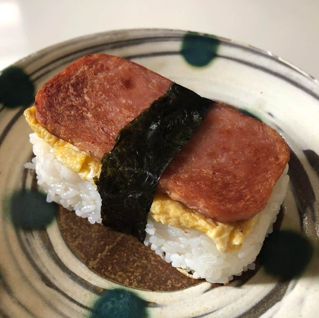 南早苗のインスタグラム：「沖縄&ハワイを思い出す味。 自宅で初めて作ってみました。 スパムの缶にご飯を詰めて作れば、 お店で売っているような形になりますよ😊 味は上等さ〜😆 #スパムにぎり　#沖縄　#ハワイ　#okinawa #hawaii #読谷山焼 #ご飯を缶に詰めすぎた　#ボリューム満点　#stayhome #おうち時間」