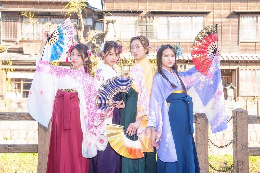 のインスタグラム：「令和華伝が先日1周年を迎えました🌸‬ ． ‪本当は今日は単独公演で私も新メンバーとして今ある全曲を覚えて準備をしてきました。 ． 悔しい気持ちはありますが、皆さんの応援と期待をパワーに変えてスキルアップ出来る様に日々お家で練習しています。 ． ． ‪プロデューサー様も新曲を8曲くらい作って下さっていていつも情熱に心動かされます✨ メンバーの皆もいつも丁寧に教えてくれたり一緒に切磋琢磨出来て心強い仲間です💕 ． ． 皆さんに早くお披露目したい気持ちでいっぱいですが、楽しみに待っていて下さい🌸 ． ． ‪新アー写は信頼と安心✨ センスが素晴らしいカメラマンさん👏  Photo by @haniwa2go  ありがとうございました💕 ． ． #令和華伝 #和 #着物」