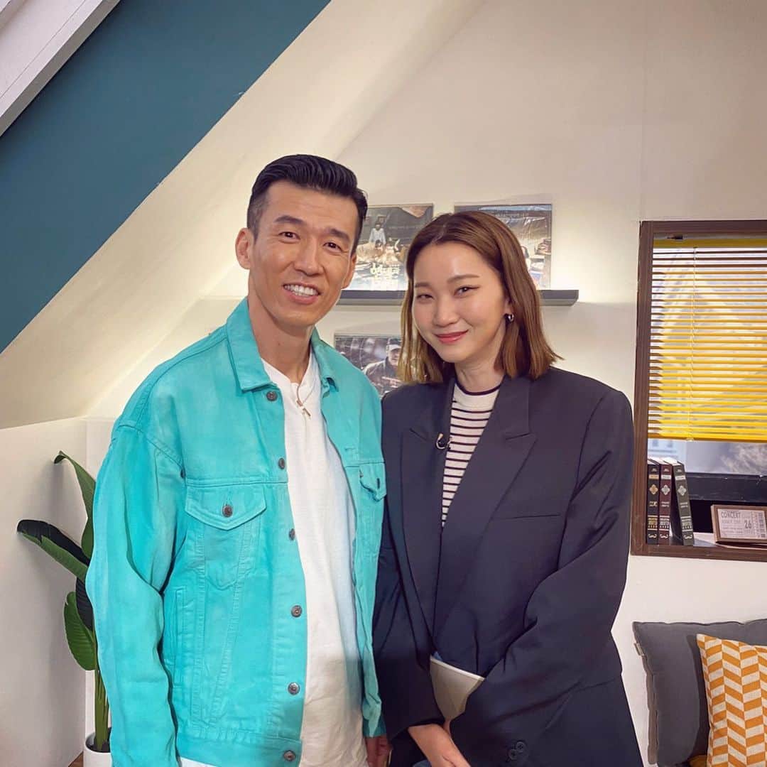 チャン・ユンジュのインスタグラム：「방구석 1열에서 만난 사람들. 💜🌷🙏🏻 영화를 통해 내가 아닌 다른 누군가의 인생을 들여다볼 수 있다는 건  축복이라는 생각을 하게 돼요. 회를 거듭할 수록 진짜 성숙한 삶은 무엇일까? 고민을 하기도 합니다. ^_^ 내일은 션님과 함께 가정의 달 특집편이 방송되요. #캡틴판타스틱 vs #굿윌헌팅  매주 일요일 오전 10:40 jtbc에서 만나요. _ #션 #표창원위원님 #서지현검사님 #임권택감독님 #옥주현님 #김문정음악감독님 #김무열님 #김종배평론가 #이병헌감독님 #진선규배우님」