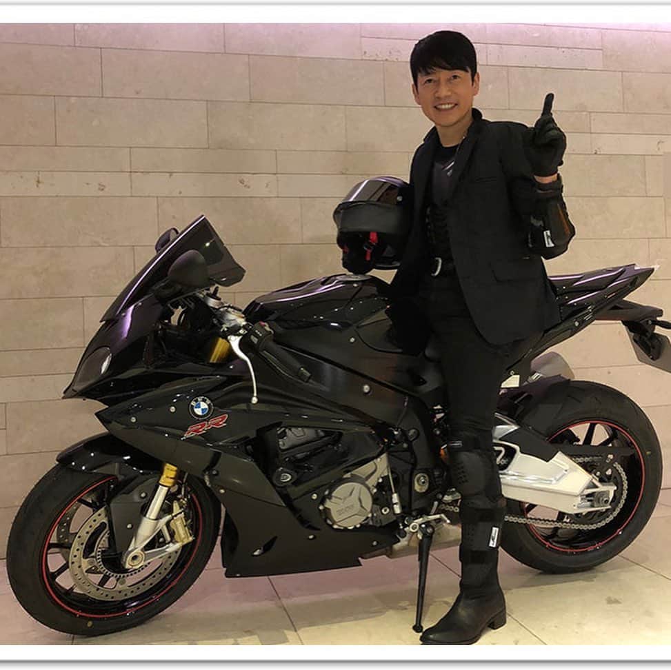 のインスタグラム：「今フジテレビで放映中、トムクルーズ主演・ミッションインポッシブル「ローグネイション」に影響されて改造した僕のバイク。  https://www.kumagai.com/?eid=7136  #bike #bikelife #biker」